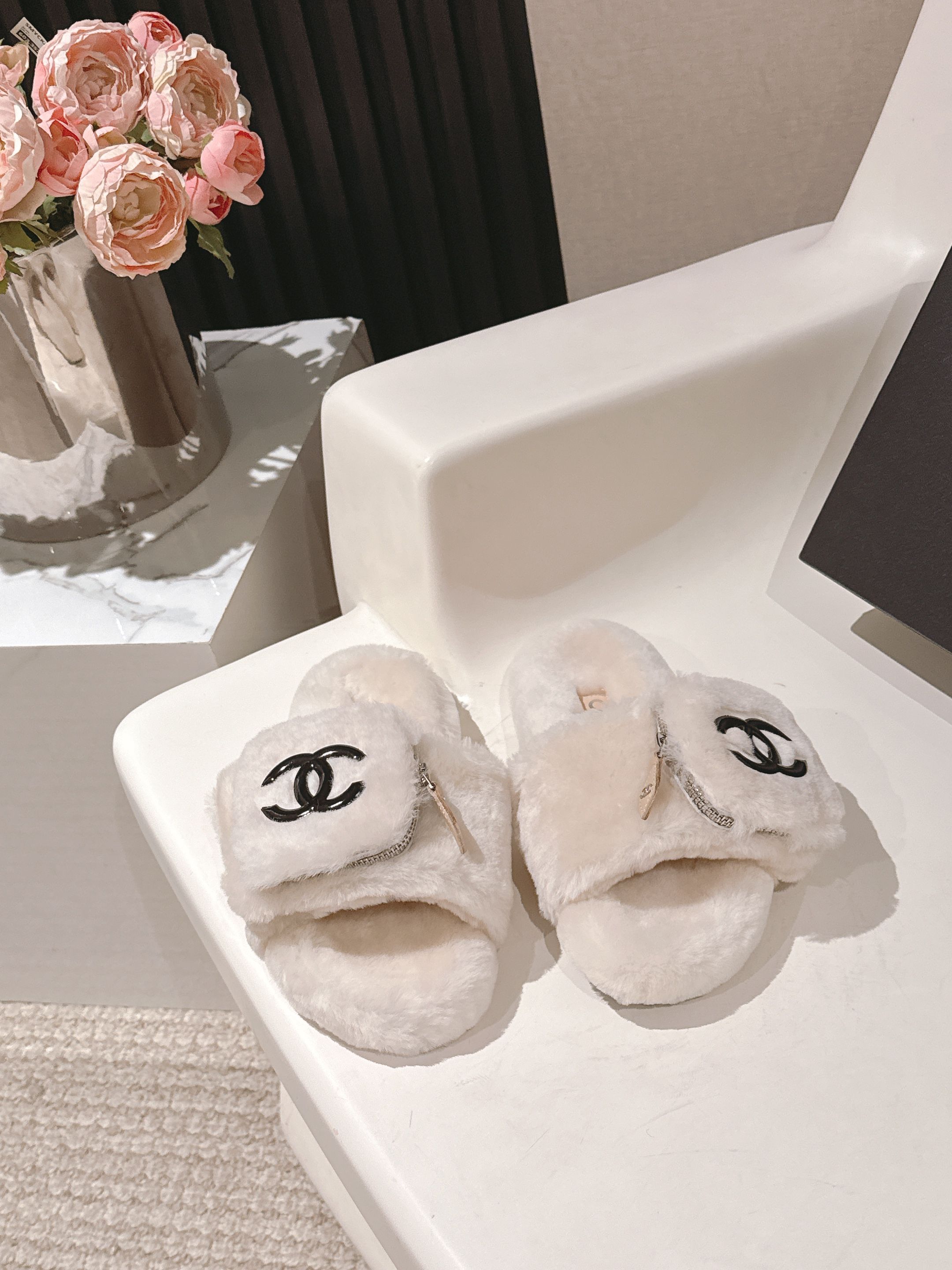 NO:446302,Chanel schoolbag hair 25 early autumn new style. Classic rabbit hair wool drag, I still want to buy it. Only by buying it will you know its fashion. Popular and popular products must be ranked. Various bloggers and internet celebrity styles are fully visible. Super recommended styles!  Double-layer thickened sole, rabbit fur on the upper, rabbit fur inside, size 35-40 (40 41 42. Custom made without return or exchange) Special counter synchronous gift box packaging!  ,Furry shoes,chanel19860909香奈儿书包毛拖25早秋新款 经典兔毛拖,上脚依然让我心甘情愿剁手入,购入手才会知道它的时髦,人气爆款必须得有它排名,各种博主、网红范搭配尽显眼前,超级推荐款！双层加厚大底, 鞋面选用兔毛,内里兔毛, 码数35-40（40 41 42、定做不退不换） 专柜同步礼盒包装！,毛毛鞋,chanel,Women's Shoes