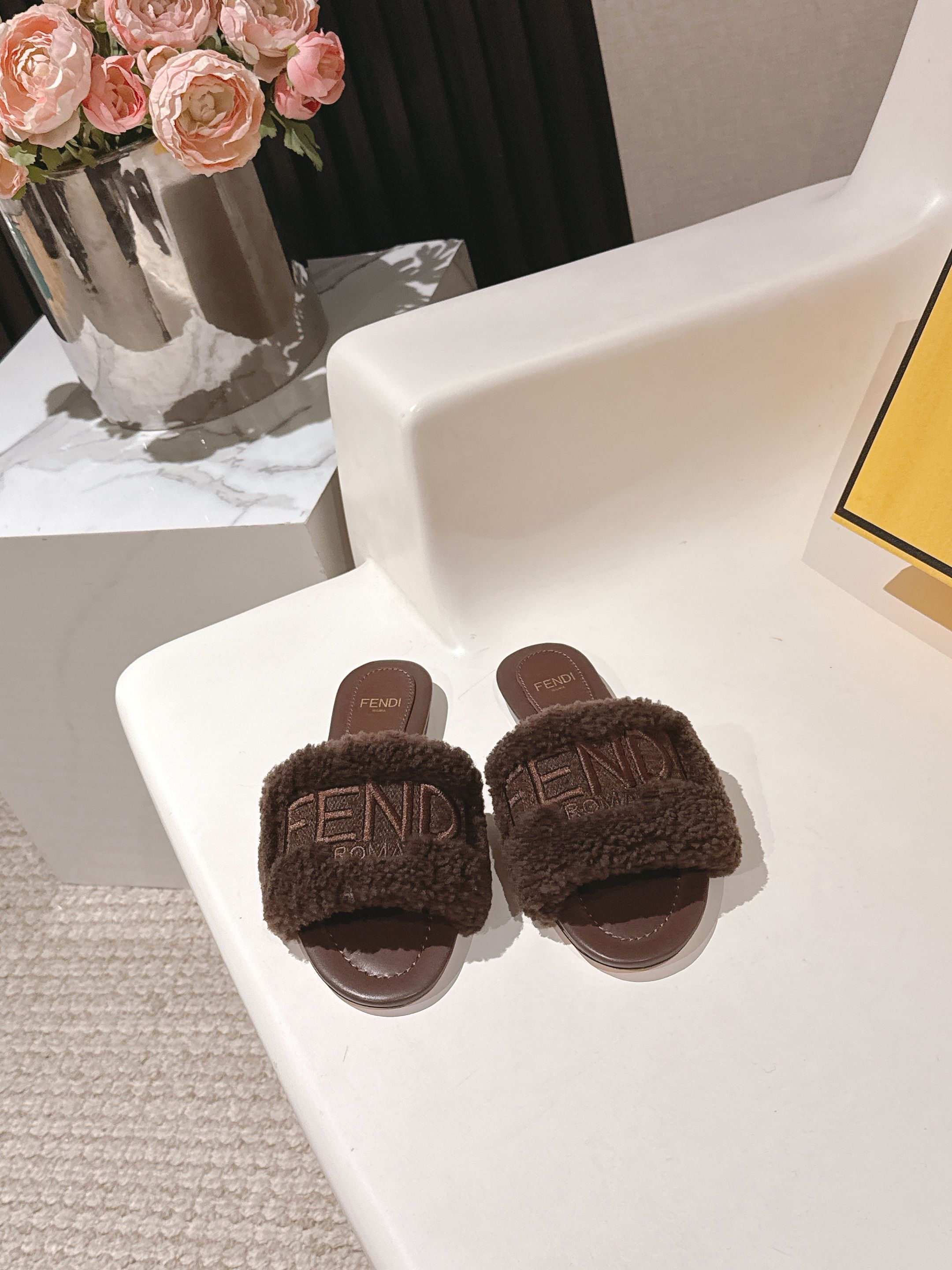 NO:446308,Fendi Fendi autumn and winter new logo embroidered wool slippers, furry and super cute, comfortable and fashionable, upper foot pad full wool, original leather outsole, size 35-39 (40 41 customized), fur shoes, fendi, fendi, slippers, Leather soles19860909Fendi芬迪秋冬新款logo刺绣羊毛拖鞋 毛茸茸的超可爱 上脚舒适时尚 鞋面垫脚全羊毛 原版真皮大底 码数女35-39(40 41 定做),毛毛鞋,fendi,fendi,slippers,Leather soles,Women's Shoes