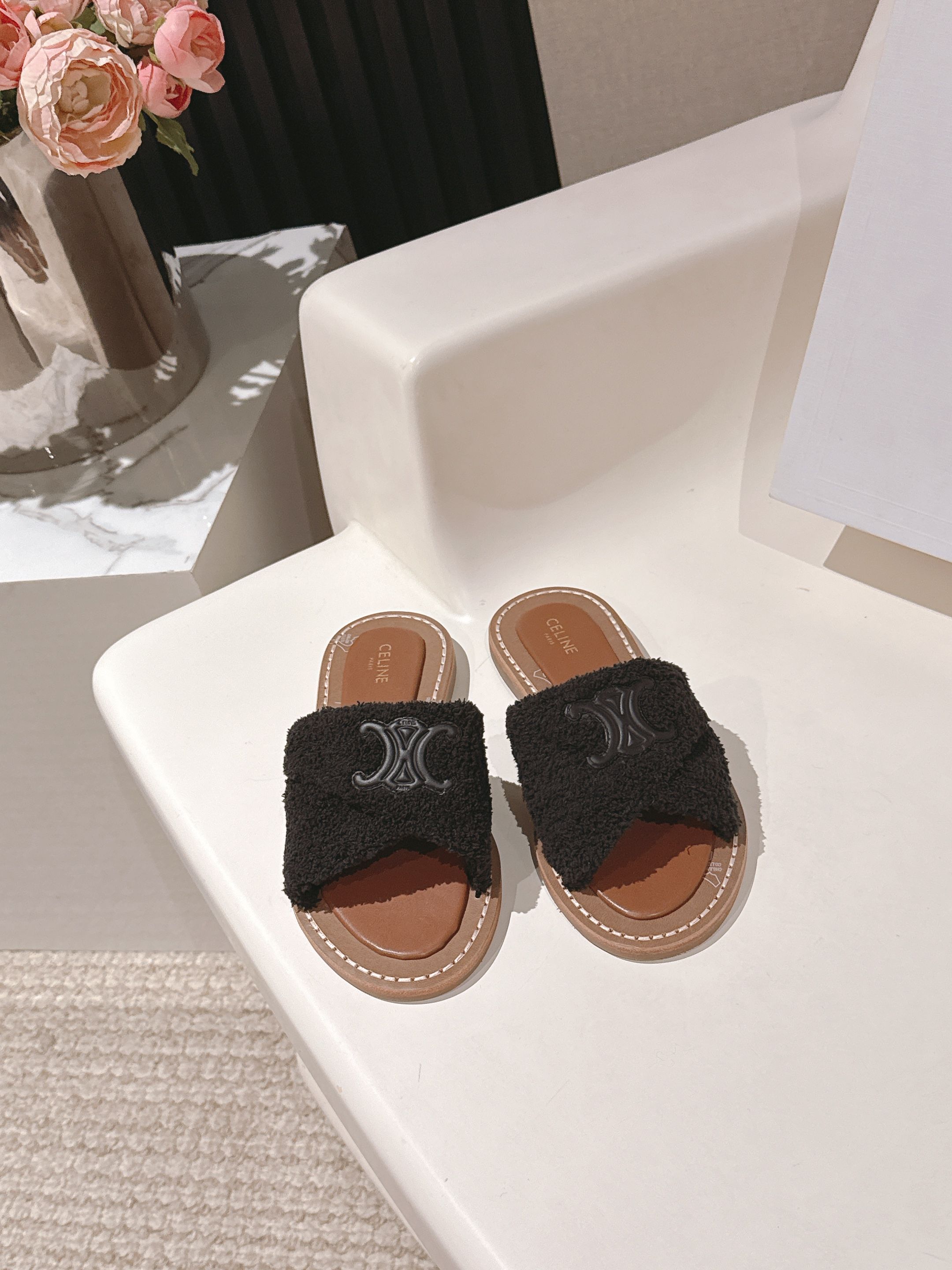 NO:446291,- Top quality 25ss Spring and Summer New CELINE LYMPIA Kinkle Plush Slippers Arc de Triomphe plush British style flat-soled micro-label slippers Simple, atmospheric and fashionable, unsightly and timeless. It is the classic of the fashion circle that never fades away. The retro British style allows you to wear a different temperament. Simple and comfortable, clean and neat, plush is really beautiful. Whether it is worn alone or with wide-leg pants, high street and retro, let's make CELINE girls. Customized plush cloth with upper, inner foot pad sheepskin sole genuine leather edge strip/custom smoke glue outsole size 35-39 (40.41.42 custom-made without return or exchange), slippers, celine, celine, slippers, sheepskin19860909-顶级品质 25ss春夏新款 CELINE赛琳 LYMPIA扭结毛绒拖鞋 凯旋门毛绒面英伦风平底微标拖鞋 简约大气时髦 耐看不过时 是时尚圈永不退潮的经典所在,复古的英伦风格,让你穿出不一样的气质 简单舒服,干净利落,毛绒真的太美啦 无论是单穿还是搭配阔腿裤,高街又复古一起来做CELINE女孩 鞋面定制毛绒布 内里垫脚羊皮 鞋底真皮沿条/定制烟胶大底 码数35-39（40.41.42定做不退换）,拖鞋,celine,celine,slippers,sheepskin,Women's Shoes