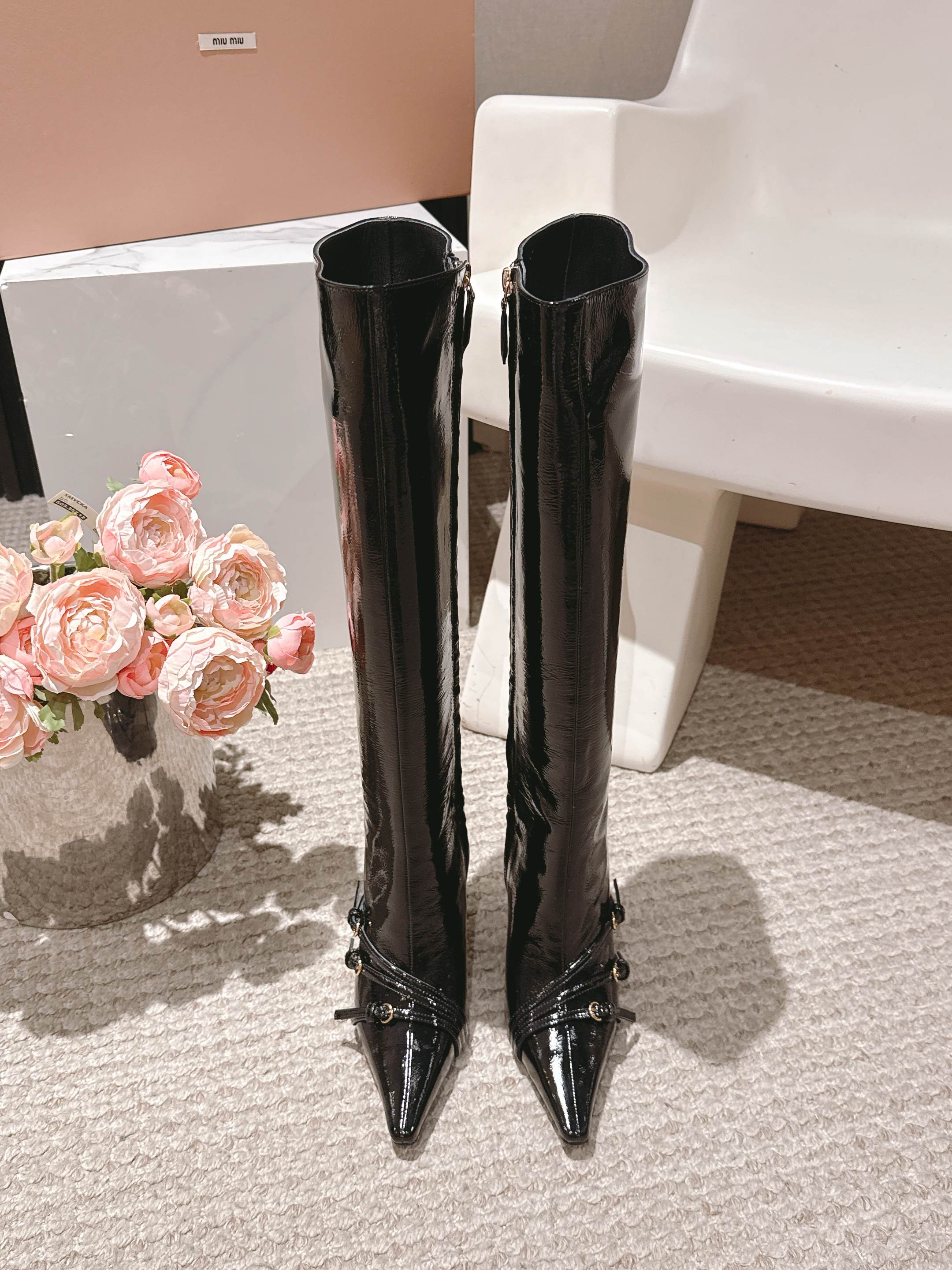 NO:446285,MIUMIU 25ss autumn and winter new thin heel small square toe side zipper high heel boots. The upper is made of original mixed-bred sheepskin patent leather inner sheepskin sole imported from Italy genuine leather outsole 4.5cm 10cm size 35-40 (40 custom made non-return and exchange), boots, miumiu, boots, sheepskin, Leather soles19860909MIUMIU 缪缪 25ss秋冬新款细跟小方头侧拉链高跟长靴 鞋面采用原版混种羊皮牛漆皮 内里羊皮 鞋底意大利进口真皮大底 跟高4.5cm 10cm 码数35-40（40 定做不退换）,靴子,miumiu,boots,sheepskin,Leather soles,Women's Shoes