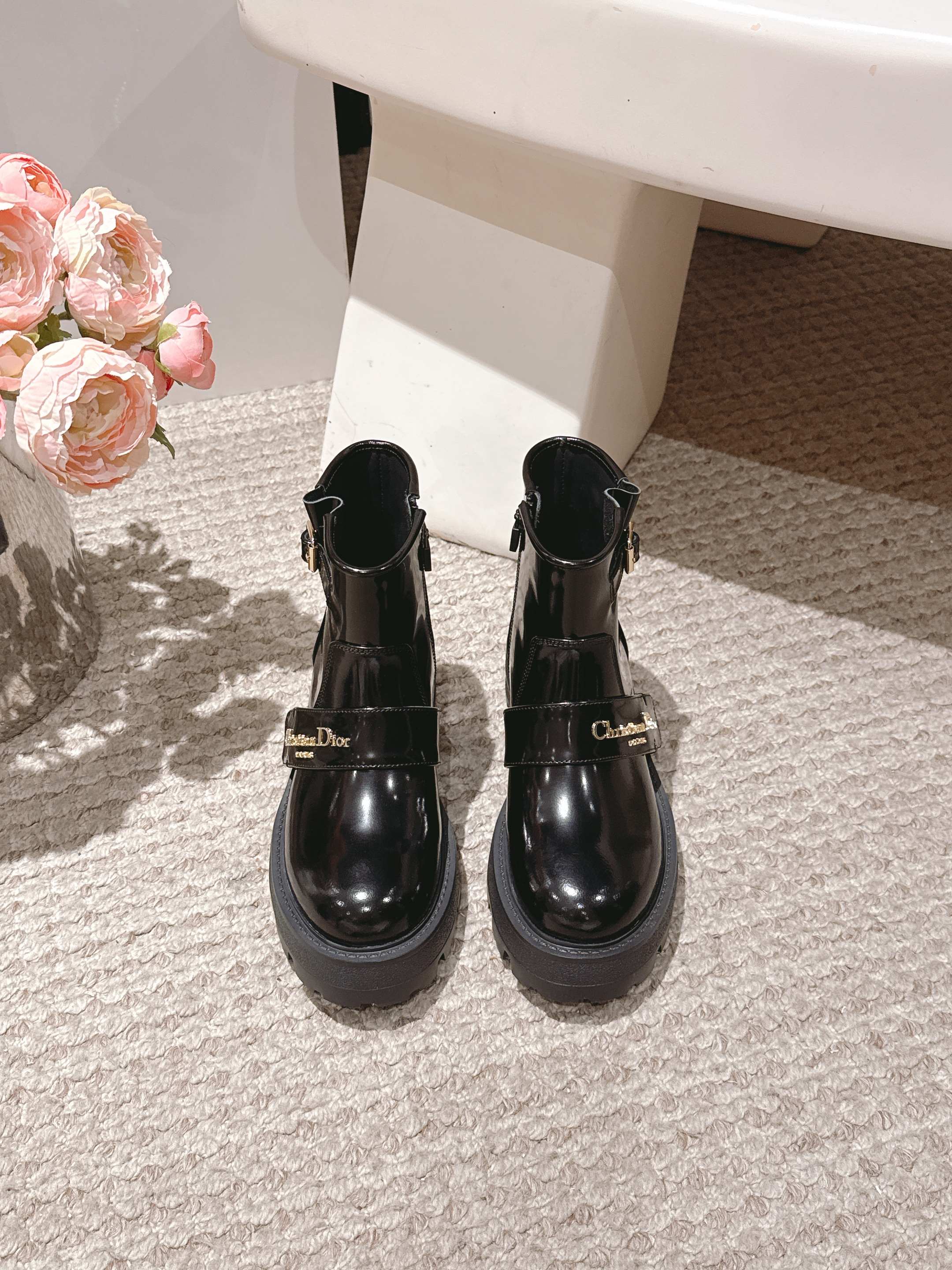 NO:446282,Dior new Martin boots in autumn and winter, mid-tube boots, Chelsea boots, 1:1 original replica, the highest version on the market, the upper is made of calfskin, the latest imported technology, the electric embroidered cotton cloth, the last is versatile and slim, the shape is three-dimensional and full, fashionable and high-end and atmospheric, home, must-have items for daily travel, no picking occasions, multi-color optional, imported cowhide, imported embroidered cotton cloth, outsole: original wear-resistant sole, Size women's 35-41 (40 41 custom made), boots, dior, dior, boots, cowhide19860909Dior 迪奥 秋冬新款马丁靴 中筒靴 切尔西短靴 1:1原版复刻 市面最高版本 鞋面采用小牛皮 拼接最新进口科技电绣棉布面 楦型百搭显瘦 造型立体饱满 时髦高端大气 居家 日常出行必备单品 不挑场合 多色可选 鞋面进口牛皮 进口刺绣棉布料 大底: 原版耐磨大底 Size女35-41 (40 41 定做),靴子,dior,dior,boots,cowhide,Women's Shoes