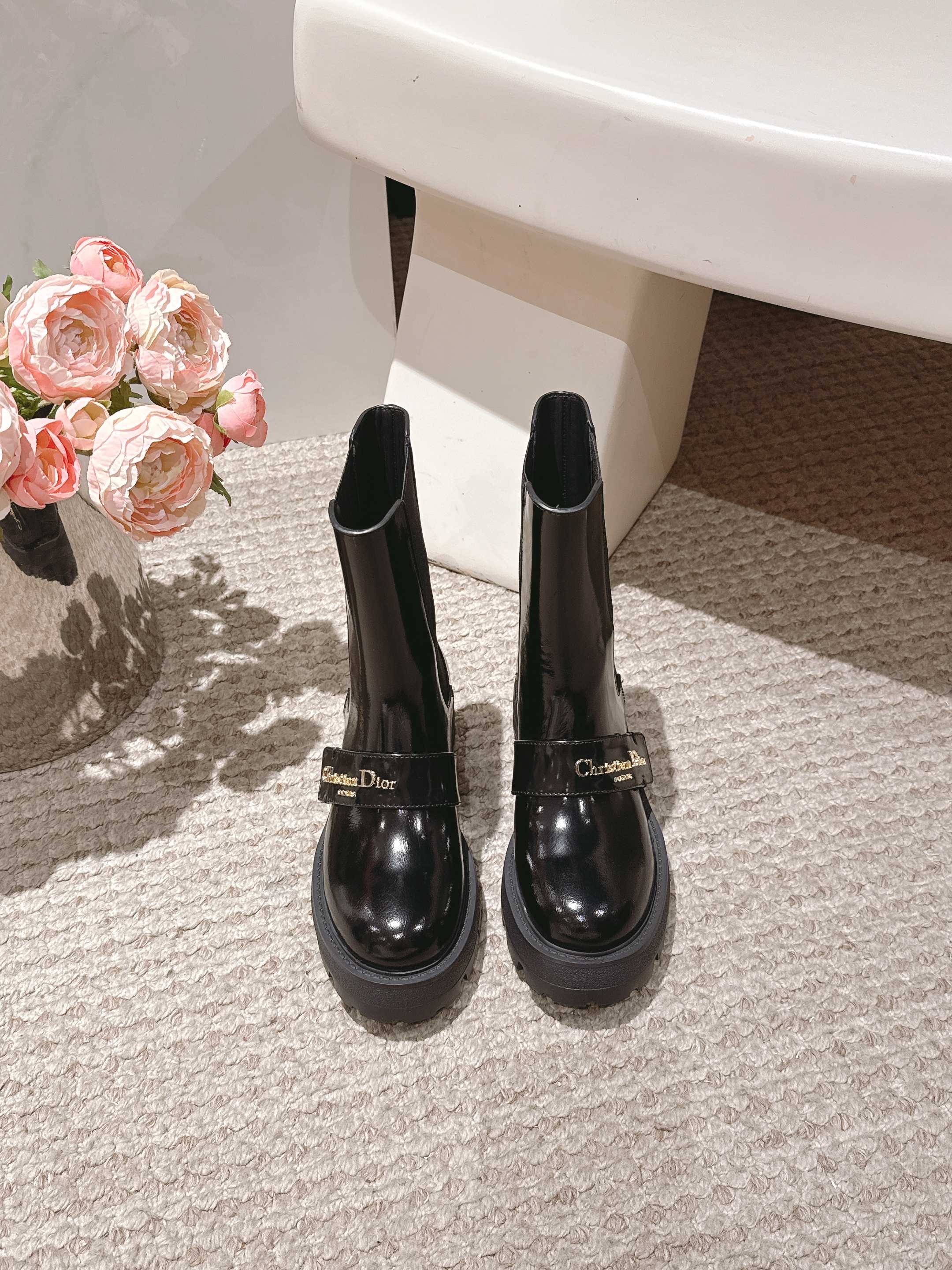 NO:446310,Dior new Martin boots in autumn and winter, mid-tube boots, Chelsea boots, 1:1 original replica, the highest version on the market, the upper is made of calfskin, the latest imported technology, the electric embroidered cotton cloth, the last is versatile and slim, the shape is three-dimensional and full, fashionable and high-end and atmospheric, home, must-have items for daily travel, no picking occasions, multi-color optional, imported cowhide, imported embroidered cotton cloth, outsole: original wear-resistant sole, Size women's 35-41 (40 41 custom made), boots, dior, dior, boots, cowhide19860909Dior 迪奥 秋冬新款马丁靴 中筒靴 切尔西短靴 1:1原版复刻 市面最高版本 鞋面采用小牛皮 拼接最新进口科技电绣棉布面 楦型百搭显瘦 造型立体饱满 时髦高端大气 居家 日常出行必备单品 不挑场合 多色可选 鞋面进口牛皮 进口刺绣棉布料 大底: 原版耐磨大底 Size女35-41 (40 41 定做),靴子,dior,dior,boots,cowhide,Women's Shoes