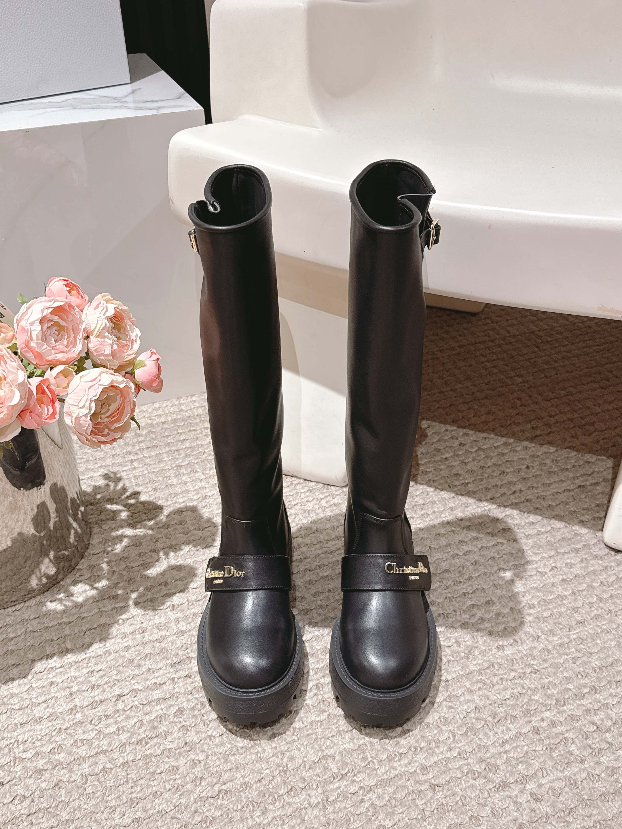 NO:446317,Dior new autumn and winter knight boots, long boots, 1:1 original replica, the highest version on the market, the upper is made of calfskin, the latest imported technology, the electric embroidered cotton, the last is versatile and slim, the shape is three-dimensional and full, fashionable and high-end and atmospheric, home, essential items for daily travel, no picking occasions, multi-color optional, imported cowhide, the upper is imported cowhide, outsole: original wear-resistant outsole, Size women's 35-41 (40 41 custom made), boots, dior, dior, boots, cowhide19860909Dior 迪奥 秋冬新款骑士靴 长靴 1:1原版复刻 市面最高版本 鞋面采用小牛皮 拼接最新进口科技电绣棉布面 楦型百搭显瘦 造型立体饱满 时髦高端大气 居家 日常出行必备单品 不挑场合 多色可选 鞋面进口牛皮 大底: 原版耐磨大底 Size女35-41 (40 41 定做),靴子,dior,dior,boots,cowhide,Women's Shoes