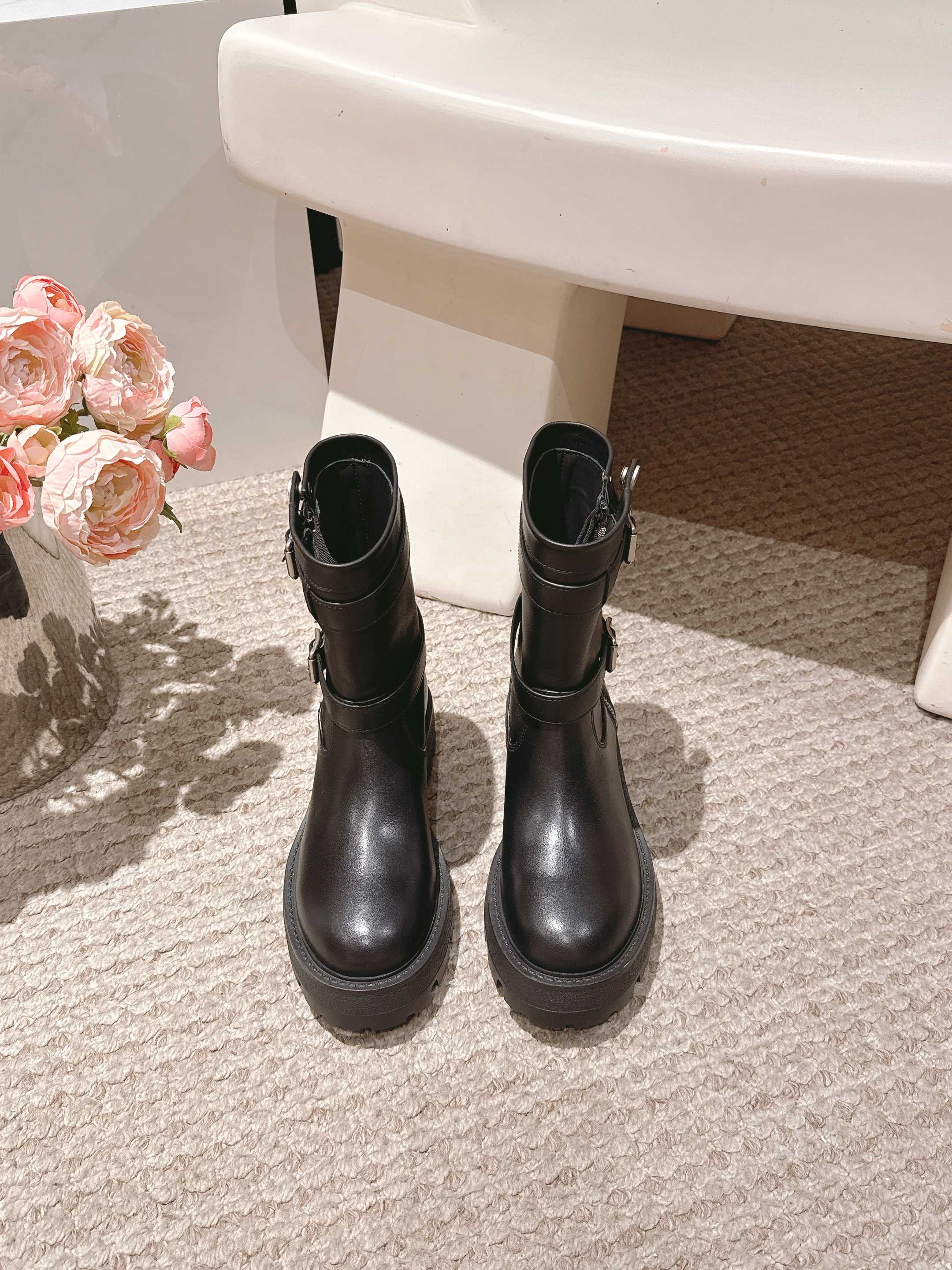 NO:446324,Dior new Martin boots in autumn and winter, mid-tube boots, Chelsea boots, 1:1 original replica, the highest version on the market, the upper is made of calfskin, the latest imported technology, the electric embroidered cotton cloth, the last is versatile and slim, the shape is three-dimensional and full, fashionable and high-end and atmospheric, home, must-have items for daily travel, no picking occasions, multi-color optional, imported cowhide, imported embroidered cotton cloth, outsole: original wear-resistant sole, Size women's 35-41 (40 41 custom made), boots, dior, dior, boots, cowhide19860909Dior 迪奥 秋冬新款马丁靴 中筒靴 切尔西短靴 1:1原版复刻 市面最高版本 鞋面采用小牛皮 拼接最新进口科技电绣棉布面 楦型百搭显瘦 造型立体饱满 时髦高端大气 居家 日常出行必备单品 不挑场合 多色可选 鞋面进口牛皮 进口刺绣棉布料 大底: 原版耐磨大底 Size女35-41 (40 41 定做),靴子,dior,dior,boots,cowhide,Women's Shoes