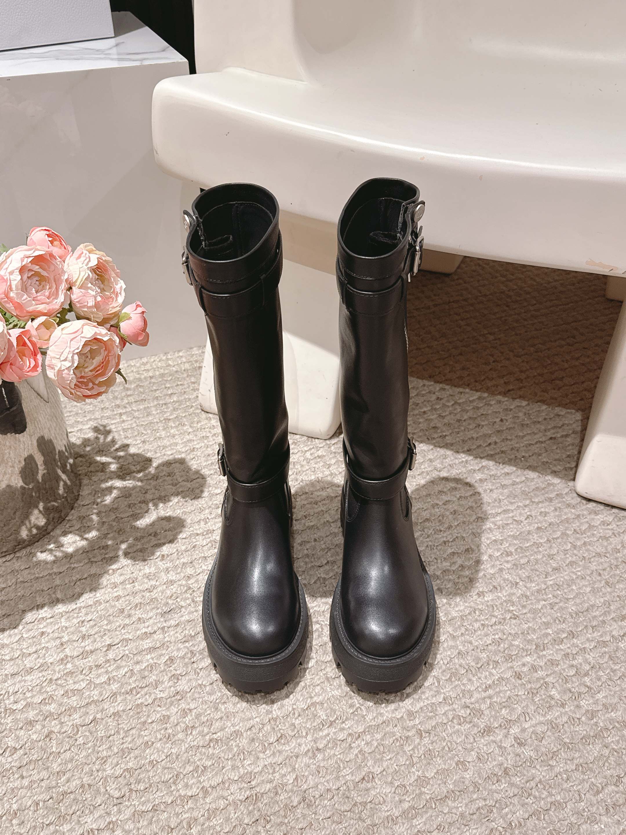 NO:446331,Dior new autumn and winter knight boots, long boots, 1:1 original replica, the highest version on the market, the upper is made of calfskin, the latest imported technology, the electric embroidered cotton, the last is versatile and slim, the shape is three-dimensional and full, fashionable and high-end and atmospheric, home, essential items for daily travel, no picking occasions, multi-color optional, imported cowhide, the upper is imported cowhide, outsole: original wear-resistant outsole, Size women's 35-41 (40 41 custom made), boots, dior, dior, boots, cowhide19860909Dior 迪奥 秋冬新款骑士靴 长靴 1:1原版复刻 市面最高版本 鞋面采用小牛皮 拼接最新进口科技电绣棉布面 楦型百搭显瘦 造型立体饱满 时髦高端大气 居家 日常出行必备单品 不挑场合 多色可选 鞋面进口牛皮 大底: 原版耐磨大底 Size女35-41 (40 41 定做),靴子,dior,dior,boots,cowhide,Women's Shoes