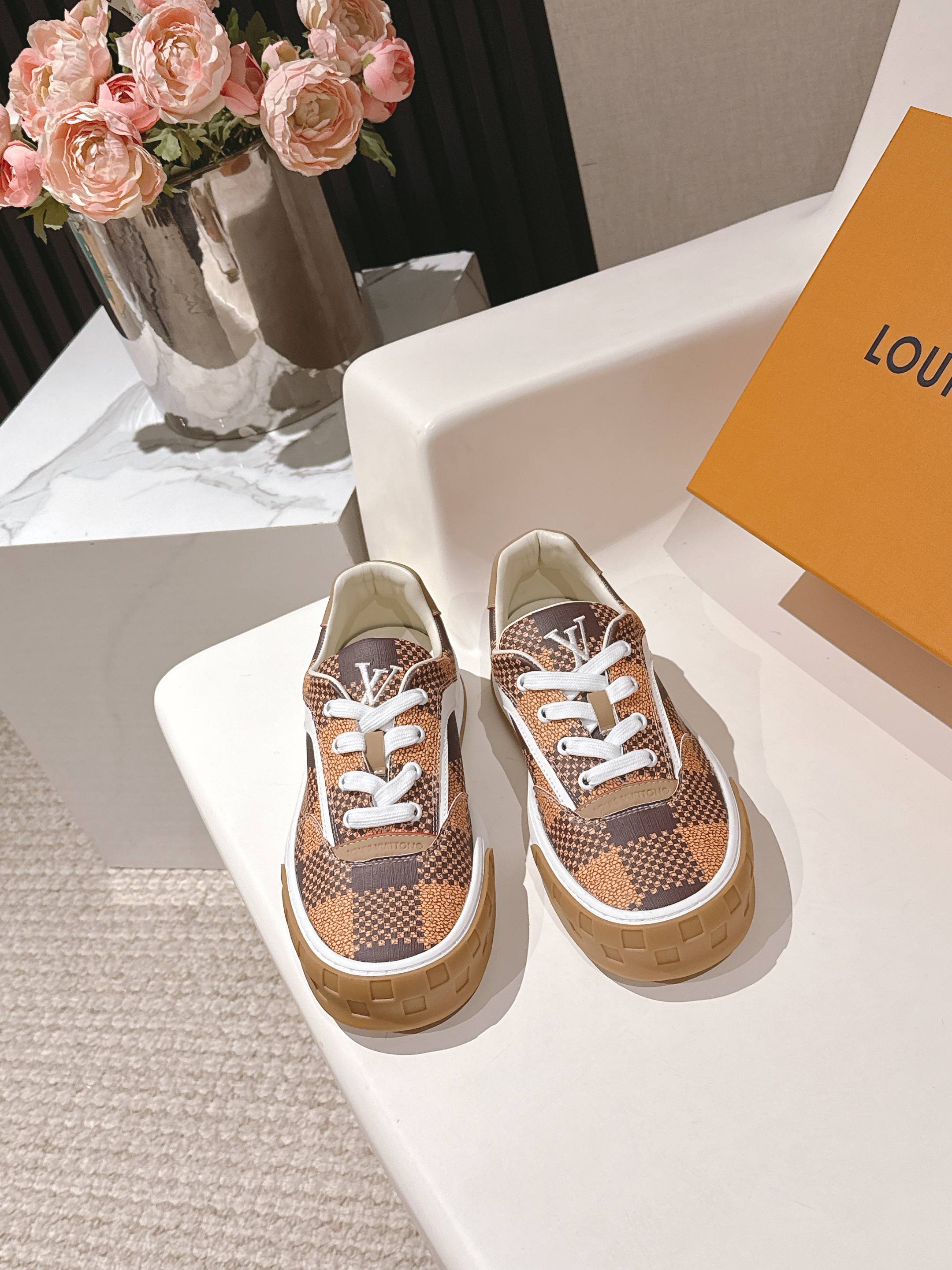 NO:446304,- 25Ss early autumn catwalk new Louis vuiteeon LV Tilted series thick-soled casual sneakers 26 spring and summer men's catwalk Tilted sneakers shine with classic chessboard texture sole tongue LV oblique irregular logo upper top layer cow back velvet inner original customized breathable net sole original open mold TPU two-color outsole sole thickness 4CM size men's 39-45, casual shoes/sports shoes, louis vuitton, louis vuitton, sneakers19860909- 25Ss早秋走秀新款Louis vuiteeon LV Tilted系列 厚底休闲运动鞋 26春夏男士走秀款Tilted 运动鞋 大放异彩 采用经典棋盘格纹理鞋底 鞋舌LV 斜倒不规则logo 鞋面头层牛反绒 内里原版定制透气网里 鞋底原版开模TPU双色大底 底厚4CM 码数男款39-45,休闲鞋/运动鞋,louis vuitton,louis vuitton,sneakers,Women's Shoes