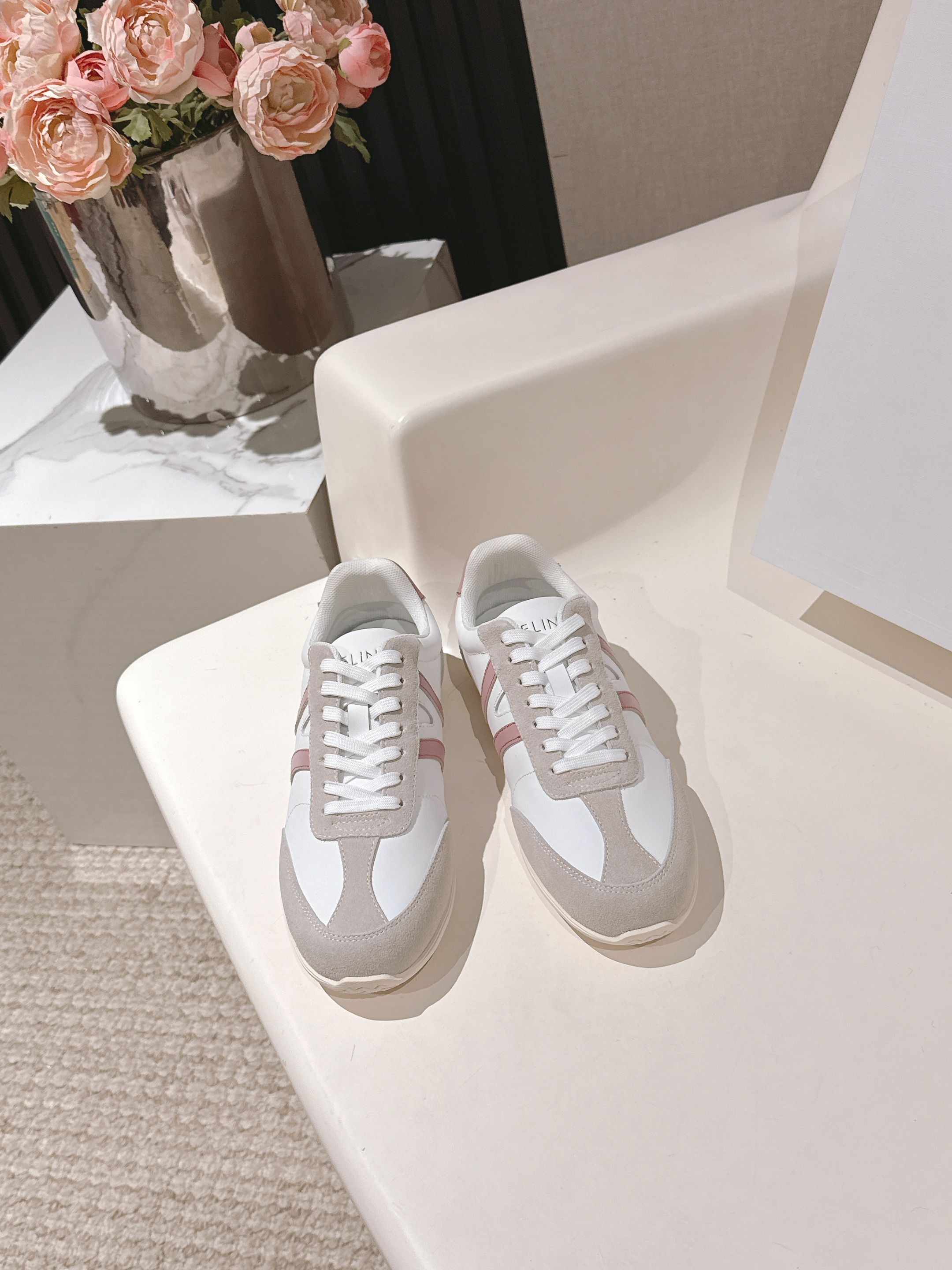 NO:446298,- Top quality 25ss early autumn new CELINE JOGGER TRIOMPHE low-top lace-up sneakers Suede Forrest Gump shoes Lace-up flat casual shoes Deshu shoes CELINE presents a new 'RACER' sneakers enrich its shoe series. This sneaker draws inspiration from the 1970s sports aesthetics. Lightness and comfort are its core traits, cleverly blending nylon, suede and leather materials. The classic 'TRIOMPHE' logo is clearly visible, embroidered on the side of the shoe in embroidery and presented on the back top of the shoe with gravure printing. This sneaker provides a distinct and vibrant color combination, further strengthening its retro outline. The neutral design is practical and versatile, showing elegance and sportiness while retaining the unique style of the CELINE brand.  The upper 3D electric embroidery LOGO is particularly prominent. High mercerized beef reverse velvet splicing breathable cloth. Inner sheepskin/customized breathable mesh cloth. Original open mold TPU rubber sole. Size 35-39 (40.41 custom made without return or exchange), casual shoes/sports shoes, celine, celine, sneakers, sheepskin19860909-顶级品质 25ss早秋新款 CELINE 赛琳 JOGGER TRIOMPHE低帮系带运动鞋 绒面阿甘鞋 系带平底休闲鞋 德训鞋 CELINE呈现全新“RACER”运动鞋丰富其鞋履系列. 这款运动鞋汲取了70年代运动美学的灵感,轻盈与舒适是其核心特质,巧妙融合了锦纶、绒面革与皮革材质.经典的“TRIOMPHE”标志清晰可见,以刺绣形式点缀于鞋侧,并以凹印工艺呈现于鞋后帮. 此款运动鞋提供鲜明且富有活力的色彩组合,进一步强化其复古轮廓,中性设计实用百搭,在保留CELINE品牌独特风格的同时,尽显优雅与运动风范. 鞋面3D电绣LOGO格外突出亮点 高丝光牛反绒拼接透气布 垫脚内里羊皮/定制透气网布 鞋底原版开模TPU橡胶大底 码数35-39（40.41定做不退换）,休闲鞋/运动鞋,celine,celine,sneakers,sheepskin,Women's Shoes