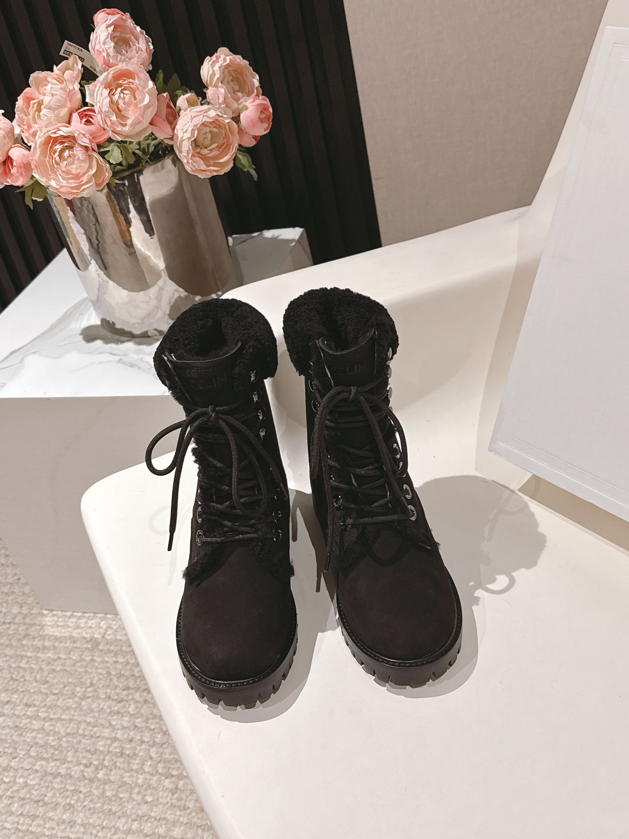 NO:446294,Top version of women's model, men's model, CELINE KURT classic series, short boots, big yellow boots, Martin boots, knight boots, original purchase and development, making goods, popular classic short boots for autumn and winter, major stars, a Martin boot tested by internet celebrities, yyds matching makes the legs look longer, the most versatile artifact can be worn all year round. Permanently out of time, exquisite packaging of the delivery counter Fabric: original customized imported matte cowhide, imported cowhide, sole original molded rubber sole + genuine leather edge, thick 3.5CM Size: women's model 35-42 (40 41 42 customized) men's model 39-45 (45 customized), boots, celine, celine, boots, cowhide19860909顶级版本女款 男款 CELINE赛琳KURT经典系列 短靴 大黄靴 马丁靴 骑士靴 原版购入开发 做货 每年秋冬爆款经典短靴 各大明星 网红上脚测试的一款马丁靴 yyds搭配超级显腿长,百搭神器中的绝绝子,一年四季都可以穿.永久不过时 配送专柜精美包装 面料:原版定制进口磨砂牛皮 内里进口牛皮里 鞋底原版开模橡胶大底+真皮沿边 底厚3.5CM Size:女款35-42（ 40 41 42 订做） 男款39-45（45 订做）,靴子单鞋,celine,celine,boots,cowhide,Women's Shoes