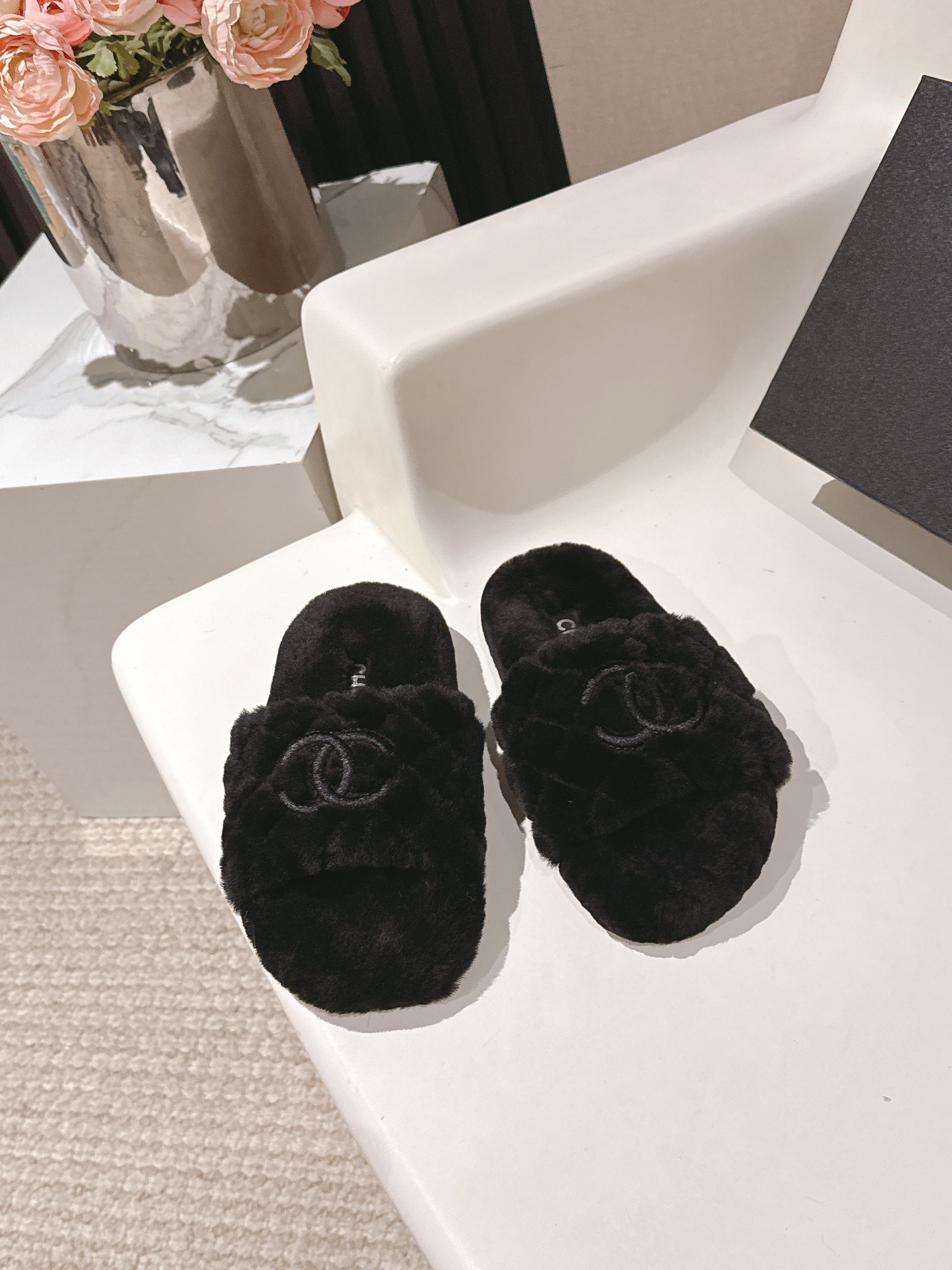 NO:447778,: 'Exclusive Top Version' CHANE*L Xiaoxiang 2025vs Early Autumn Popular Wool Series... [Round Head Electric Embroidery Wool] The latest model is synchronized on the official website, the highest version of the counter top quality, furry and fashionable, comfortable round head design, pure lamb wool material, fluffy and dense roll, honest and full, the latest autumn and winter models are exclusive version, pure lamb wool lazy hair drift hot online...... Fabric: pure lamb wool electric embroidery process Inner: pure lamb wool foot pad: pure lamb wool waterproof platform Outsole: original mold opening LOGO wear-resistant and non-slip bottom Number of sizes: 35-39 (40 41 42 customized, no return or replacement) Packaging: original full set of packaging Color: official website synchronous update, fur shoes, chanel19860909:《独家顶级版本》 CHANE*L小香2025vs早秋爆款毛拖系列……【圆头电绣毛拖】 官网同步最新款,专柜最高版本顶级品质,毛茸茸的时髦感十足,舒适的圆头设计,纯羊羔毛材质,蓬松密卷,敦厚饱满,秋冬最新款独家版面,纯羊羔毛懒人毛拖热上线……… 面料:纯羊羔毛电绣工艺 内里:纯羊羔毛 垫脚:纯羊羔毛包水台 大底:原版开模LOGO耐磨防滑底 码数:35-39（40 41 42订做不退不换） 包装:原版全套包装 颜色:官网同步更新,毛毛鞋,chanel,Women's Shoes