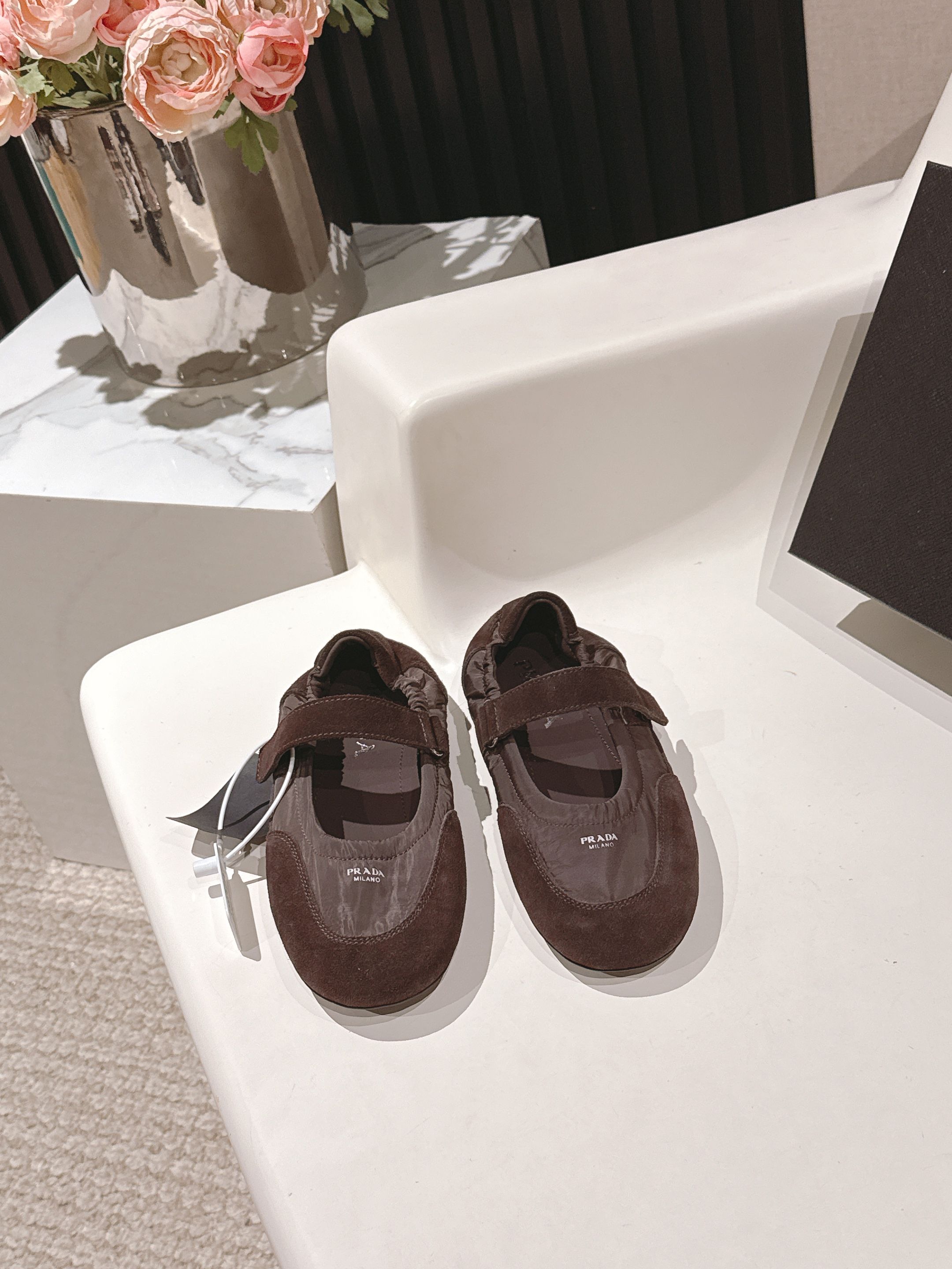 NO:463855,High-version Prada*Prada P home 25ssfw~new new Velcro Mary Jane casual shoes, low-key luxury lazy shoes, the best choice for the rich!  The soft rubber sole is known as the cloud-like feeling~100% comfortable. The delicate reverse velvet upper is full of wrapping feel, soft and textured!  Full of high-end feeling!  Upper, high mercerized beef reverse velvet, inner, imported sheepskin, sole, original open molded rubber outsole, Size 35-39 (40.41 custom-made, non-return, exchange), Mary Jane, prada, prada, mary jane, sheepskin19860909高版本  Prada*普拉达P家25ssfw～new新款魔术贴玛丽珍休闲鞋,低调奢华懒人鞋,富人的不二选择！ 软胶底素有踩云感之称～舒适度百分百 细腻反绒皮鞋面,鞋型包裹感十足,柔和而有质感！高级感满满！ 鞋面 高丝光牛反绒 内里 进口羊皮 鞋底 原版开模橡胶大底 Size 35-39（40.41定制不退换）,玛丽珍,prada,prada,mary jane,sheepskin,Women's Shoes