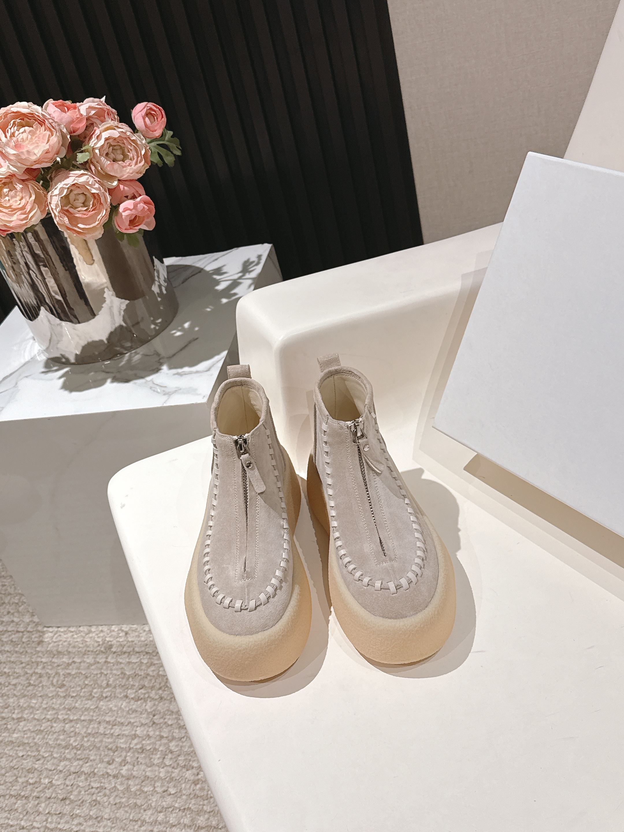 NO:463849,High quality!  The niche trendy brand The Row2025ss autumn and winter sponge cake thick-soled front zipper short boots were purchased one to one set to develop!  Many celebrity bloggers demonstrate the front zipper design, classic and outdated!  Simple and fashionable, super convenient to put on and take off, and girls with high insteps don’t have to worry at all. A blatant height-enhancing tool is imported from the upper, an imported cow velvet, an inner foot pad, a water-dyed cow leather, and an original mold-opening rubber outsole!  Bottom thickness: about 6cm Number of sizes: 35-40 (40 codes are customized without return and exchange) with original packaging, boots, boots, cowhide19860909高品质！小众潮牌The Row2025ss秋冬松糕厚底前拉链短靴原版购入一比一套楦开发！超多明星博主示范前拉链设计,经典不过时！简约时髦,穿脱超级方便,而且脚背高的女生也完全不用担心,明目张胆的增高神器 鞋面原版进口牛反绒 内里垫脚水染牛皮 原版开模一体成型橡胶大底！ 底厚:约6cm 码数:35-40（40码定做不退换） 配原版包装,靴子,boots,cowhide,Women's Shoes