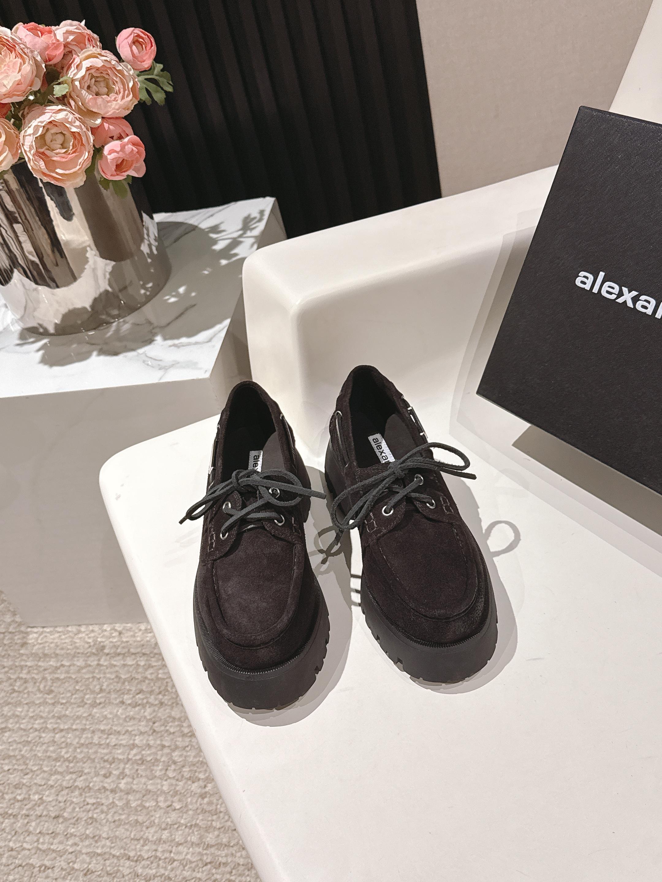 NO:463841,Alexander Wang aw carter Jennie This pair of thick-soled loafers is amazing. The same loafers come from Alexander King HaileyBieber!  Compared with the previous old models and your family, the new model looks taller and slimmer. In addition to the classic black, there is also burgundy, which is both low-key and useless color matching. Bright Pipi Ge is paired with the iconic brand metal logo, and the 5cm thick bottom design can easily have long legs!  Size35-39 (40/41 custom-made non-return and exchange), loafers, alexander wang, cartier, loafers19860909Alexander Wang aw carter Jennie 大王这双厚底乐福鞋好绝,同款乐福鞋来自亚力山大王 HaileyBieber撞鞋！ 新款相比之前的老款和你家的显高显瘦,除了经典黑色外,还有酒红色,都是低调白搭的配色 亮皮皮哥搭配标志性的品牌金属徽标,加上5cm厚底设计轻松拥有大长腿！Size35-39（40/41定制不退换）,乐福鞋,alexander wang,cartier,loafers,Women's Shoes