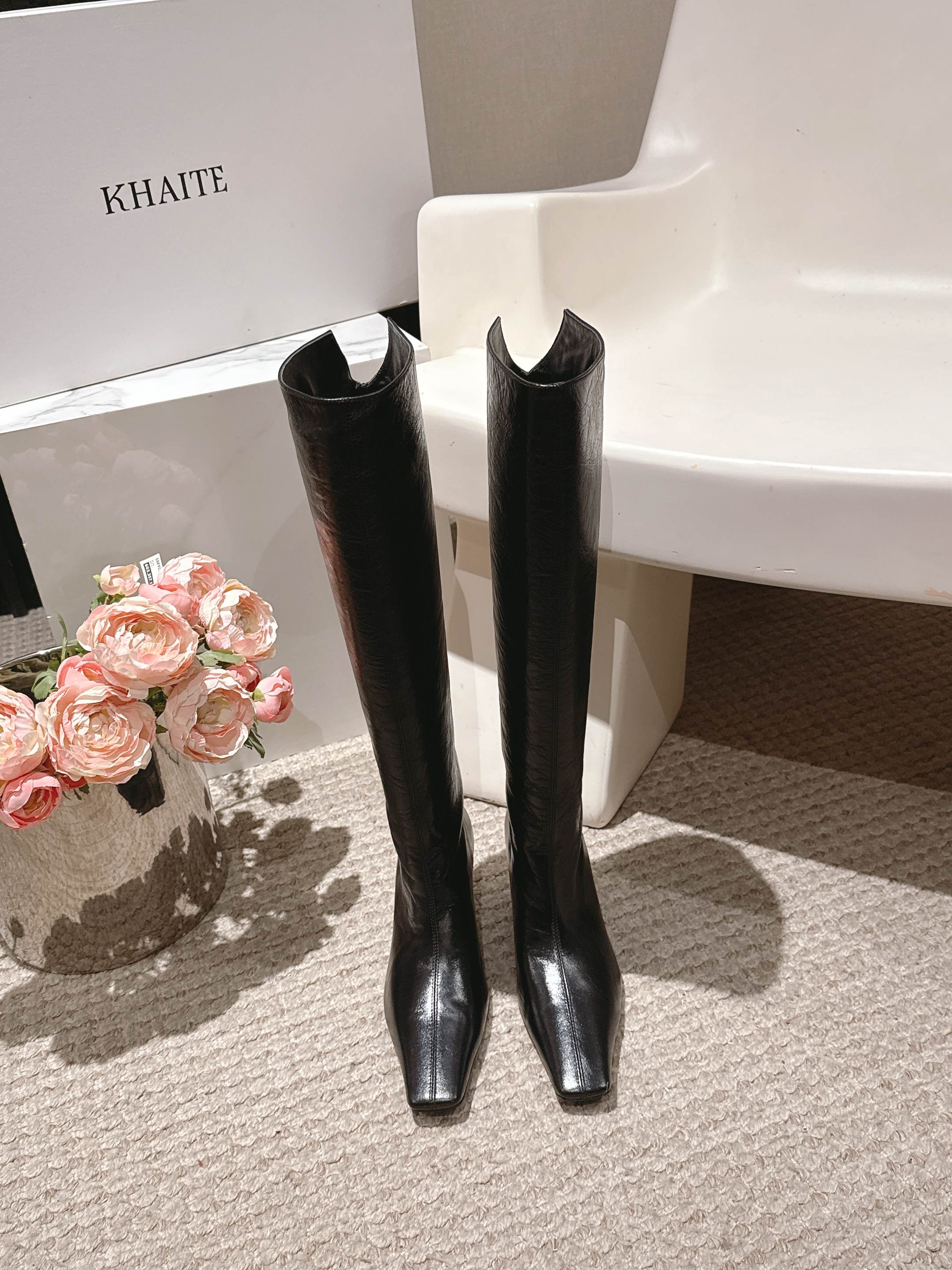 NO:463825,Khaite niche trendy brand 25ss autumn and winter new style high heel square-toe boots A and cool may not necessarily kill men, but must kill women The shoe shape is slender and fashionable, with a slight accumulation of the feeling of legs that make the goddess's versatile leg slim leg boots, which can easily wear fashionable long legs. The upper is made of original imported sheepskin/Yangjing Neil foot pad sheepskin. The sole is original imported Italian leather sole. Size 35-39 (40 customized, no return or exchange) Price, boots, boots, sheepskin, sheep, Leather soles19860909Khaite 小众潮牌 25ss秋冬新款 高跟 方头长靴 又A又飒不一定斩男,但一定斩女 鞋型纤细又时髦,微微的堆积感超显腿细 女神的百搭瘦腿靴,轻松穿出时尚大长腿 鞋面采用原版进口羊皮/羊京内里垫脚羊皮 鞋底原版意大利进口真皮大底 码数35-39（40订做不退换） 价格,靴子,boots,sheepskin,sheep,Leather soles,Women's Shoes