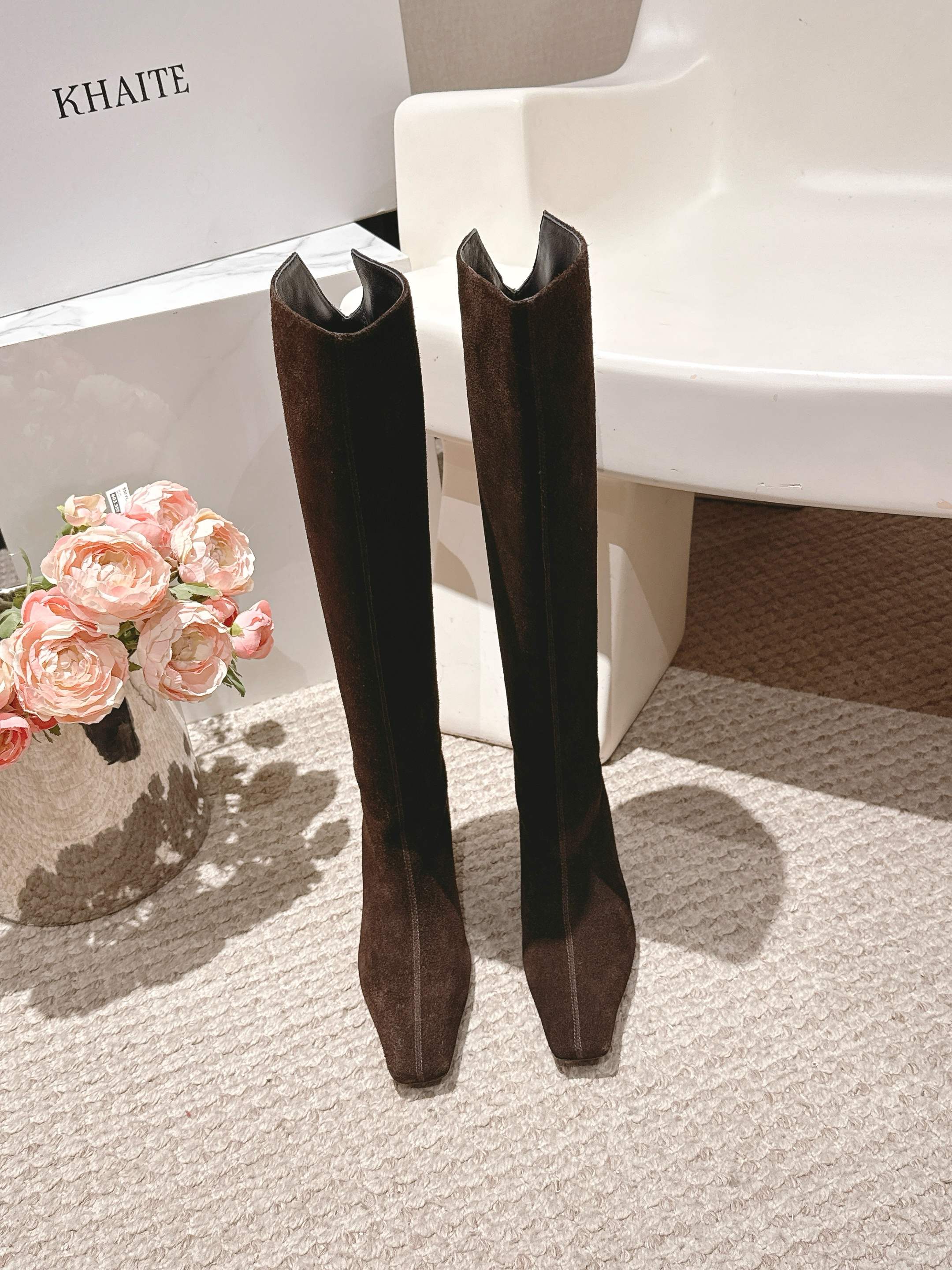 NO:463833,Khaite niche trendy brand 25ss autumn and winter new style high heel square-toe boots A and cool may not necessarily kill men, but must kill women The shoe shape is slender and fashionable, with a slight accumulation of super thin legs. The goddess's versatile leg-slim boots can easily wear fashionable long legs. The upper is made of original imported sheepskin/Yangjing Neil foot pad sheepskin. The sole is original imported Italian leather sole. Size 35-39 (40 custom made without return or exchange), boots, boots, sheepskin, sheep, Leather soles19860909Khaite 小众潮牌 25ss秋冬新款 高跟 方头长靴 又A又飒不一定斩男,但一定斩女 鞋型纤细又时髦,微微的堆积感超显腿细 女神的百搭瘦腿靴,轻松穿出时尚大长腿 鞋面采用原版进口羊皮/羊京内里垫脚羊皮 鞋底原版意大利进口真皮大底 码数35-39（40订做不退换）,靴子,boots,sheepskin,sheep,Leather soles,Women's Shoes