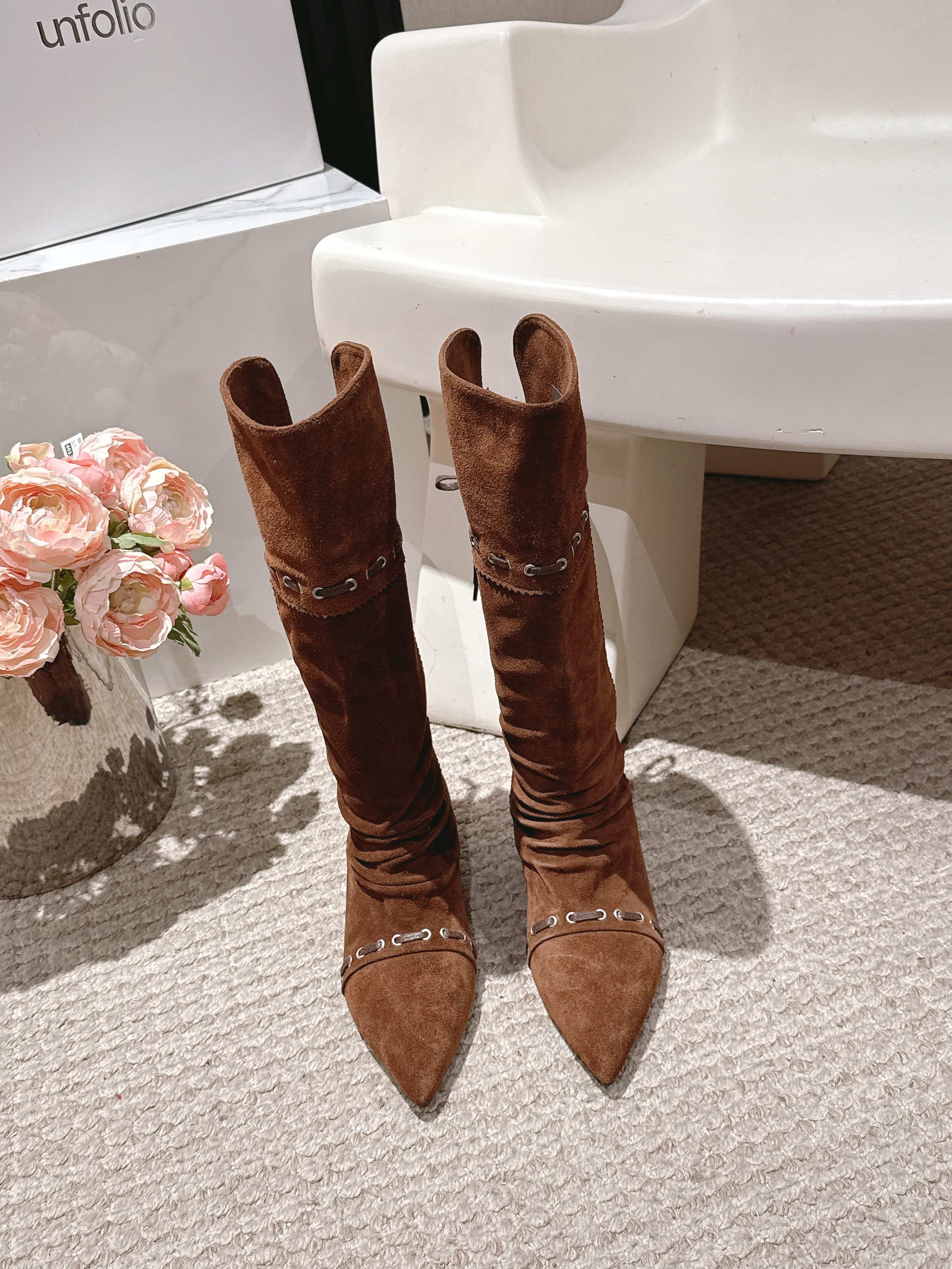 NO:463818,Unfolio 25 autumn and winter new retro western denim boots, feel the collision between autumn and western retro style, can easily hold it for commuting and daily wear. High mercerized suede fabric, sheepskin lining, Italy imported injection molded sole height increased by 3cm Size: 35-39 (40 41 custom made without return) Boots, boots, boots, sheepskin, chamois leather19860909unfolio 25秋冬新款复古西部牛仔靴,感受秋日与西部复古风的碰撞 通勤和日常穿搭都能轻松hold住 对版高丝光麂皮面料,羊皮内里,意大利 进口注塑大底 内增高3cm 码数:35-39（40 41订做不退换） 长靴,靴子,boots,sheepskin,chamois leather,Women's Shoes