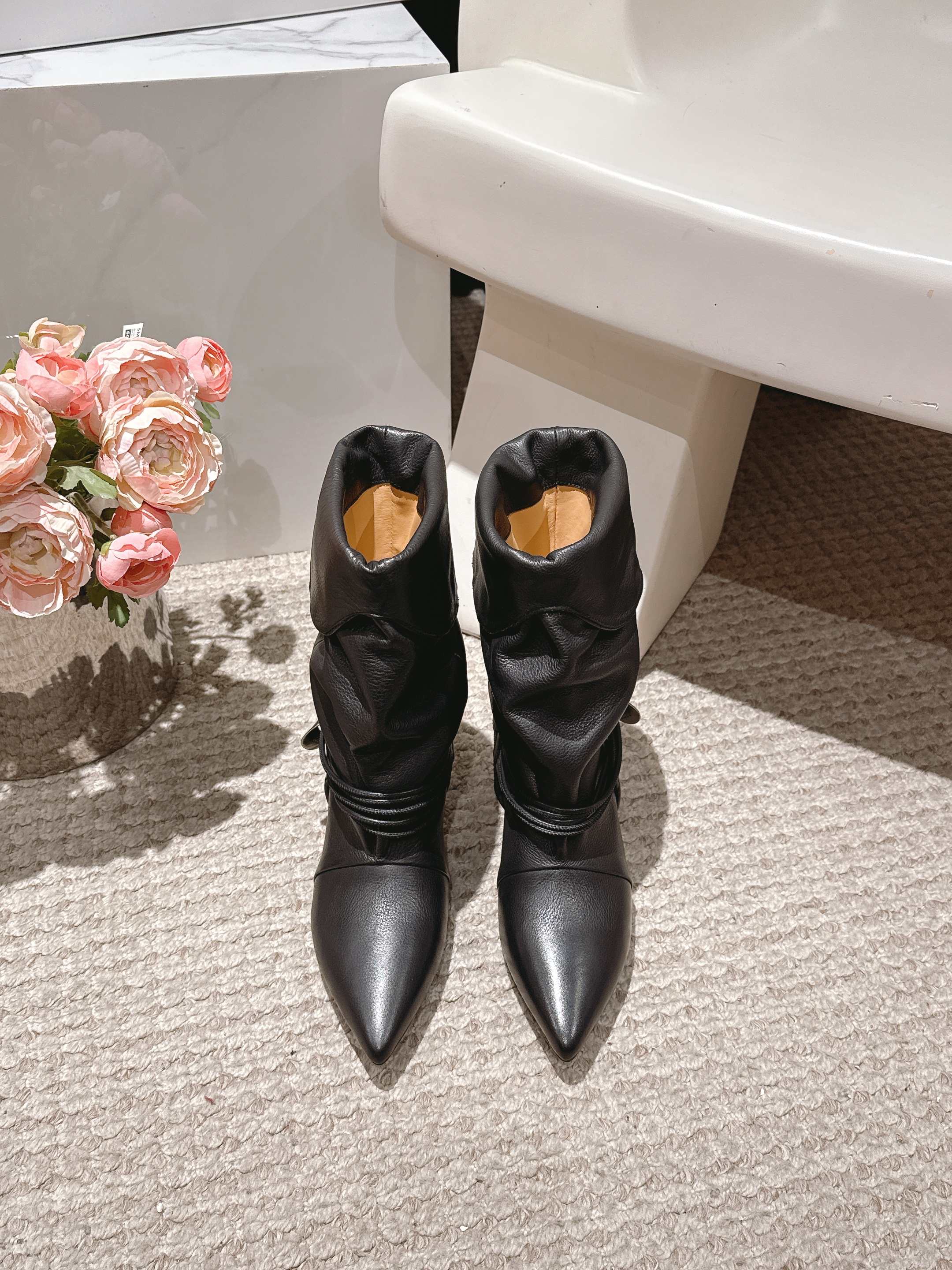 NO:463810,isabelmarant 2025 autumn and winter new catwalk boots are lazy French-European style, sassy, ​​natural, comfortable, free and easy fashionable, favorite version imported high mercerized beef reverse fleece fabric, water dyed beef, Italian imported leather large soles, size 35-39 (40 41 42 customized, no return or exchange), boots, boots, Leather soles19860909isabelmarant2025秋冬新款走秀款堆堆靴慵懒法欧风,飒爆了 自然舒适洒脱时髦精最爱对版进口高丝光牛反绒面料,水染牛里,意大利进口真皮大底,码数35-39（40 41 42订做不退换）,靴子,boots,Leather soles,Women's Shoes