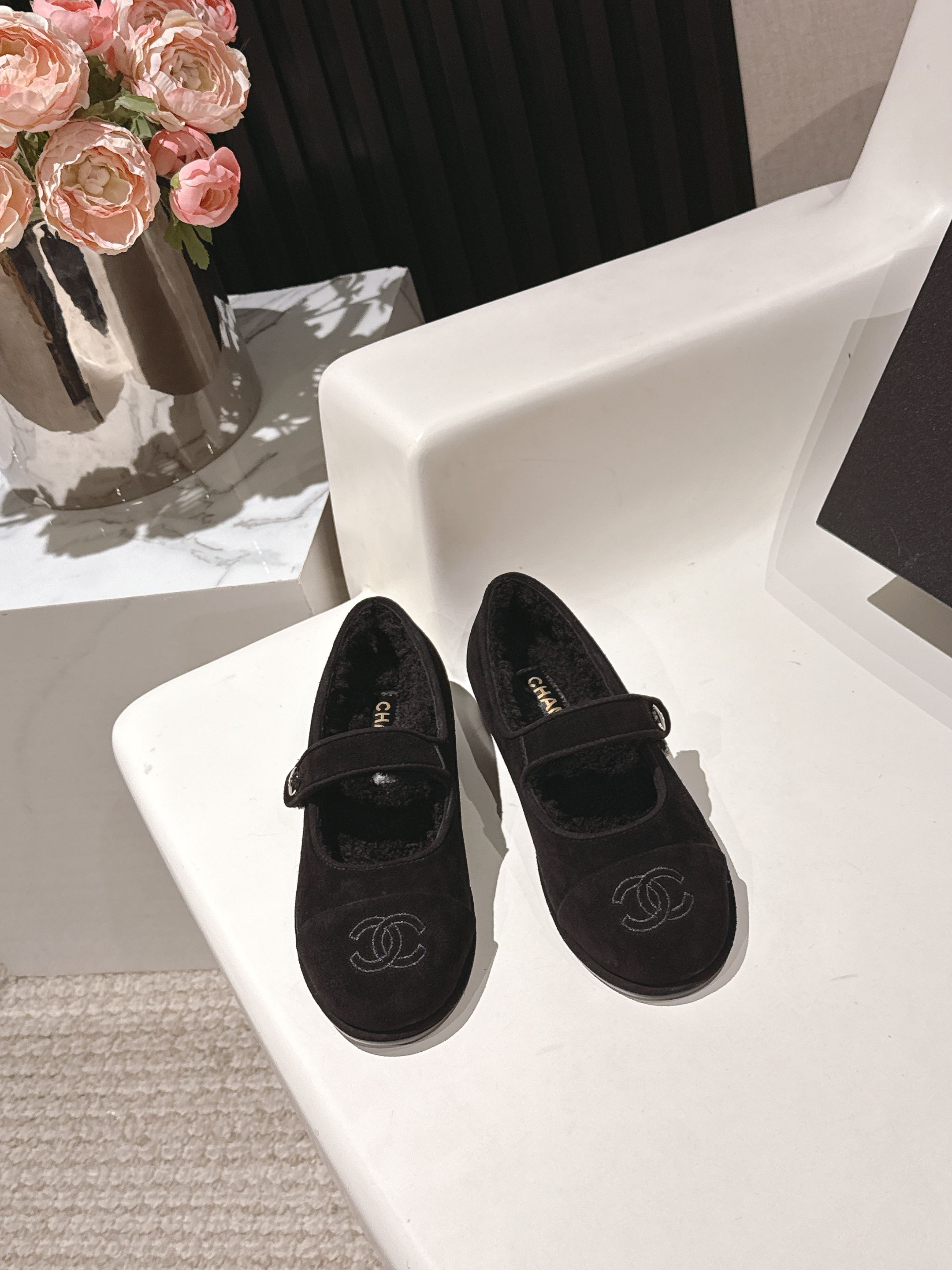 NO:463802,Purchasing grade CHANEL Chanel 25ss new autumn and winter wool Mary Jane shoes. They were planted at first sight and were free to wear according to the weather changes!  Put on socks and make you cute single shoes in spring and summer!  Instantly transformed into magic princess. Upper: imported sheepskin. Inner: wool lining. Outsole: Italian imported leather outsole. Size35-41 (customized by 40 41), fur shoes. Mary Jane, chanel, chanel, mary jane, sheepskin, Leather soles.19860909代购级CHANEL 香奈儿 25ss 秋冬新款羊毛 玛丽珍鞋 第一眼看上就被种草了根据天气变化自由穿搭！套上袜套春夏秒变可爱单鞋！秒变魔法公主 鞋面:采用进口羊皮 内里:羊毛内里 大底:意大利进口真皮大底 Size35-41（40 41定制）,毛毛鞋玛丽珍,chanel,chanel,mary jane,sheepskin,Leather soles,Women's Shoes