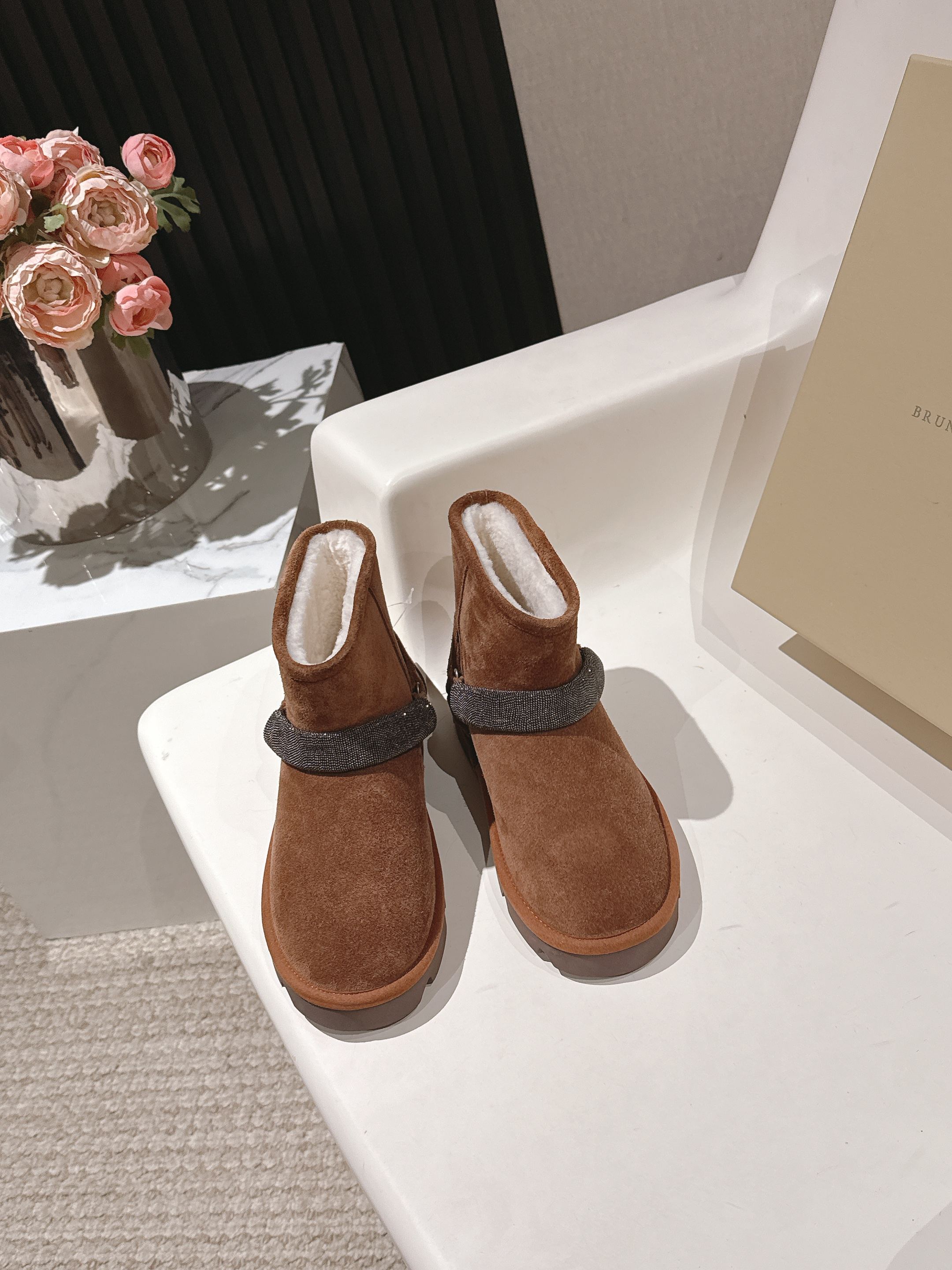 NO:463787,Brunello Cucinelli Autumn and Winter Series #wool snow boots This factory bought more than ten original sets. After more than half a year of development, it was ingeniously made. Each process has a dedicated person to inspect the goods and produced high-quality products. The sole is 1 to 1 mold opening. All materials, fabrics, hardware, inner, foot pads, packaging, all customized materials according to the original 1 to 1. It is truly done. It is comfortable to wear, beautiful, breathable, generous, and versatile high-end shoes. Size35-42 (customized by 40/41/42, no return or exchange), boots, brunello cucinelli, boots19860909Brunello Cucinelli 布鲁内洛·库奇内利秋冬系列＃羊毛雪地靴 本工厂买回十多套原版,历经半年多的开发,匠心制作,每道工序都有专人验货,生产出了高品质的产品,大底1比1开模,所有材料,面料,五金,内里,垫脚,包装,全部按照原版1比1定制材料,真正做到了,上脚舒服,美观,透气, 大方,百搭的高端鞋 Size35-42（40/41/42定制不退换）,靴子,brunello cucinelli,boots,Women's Shoes