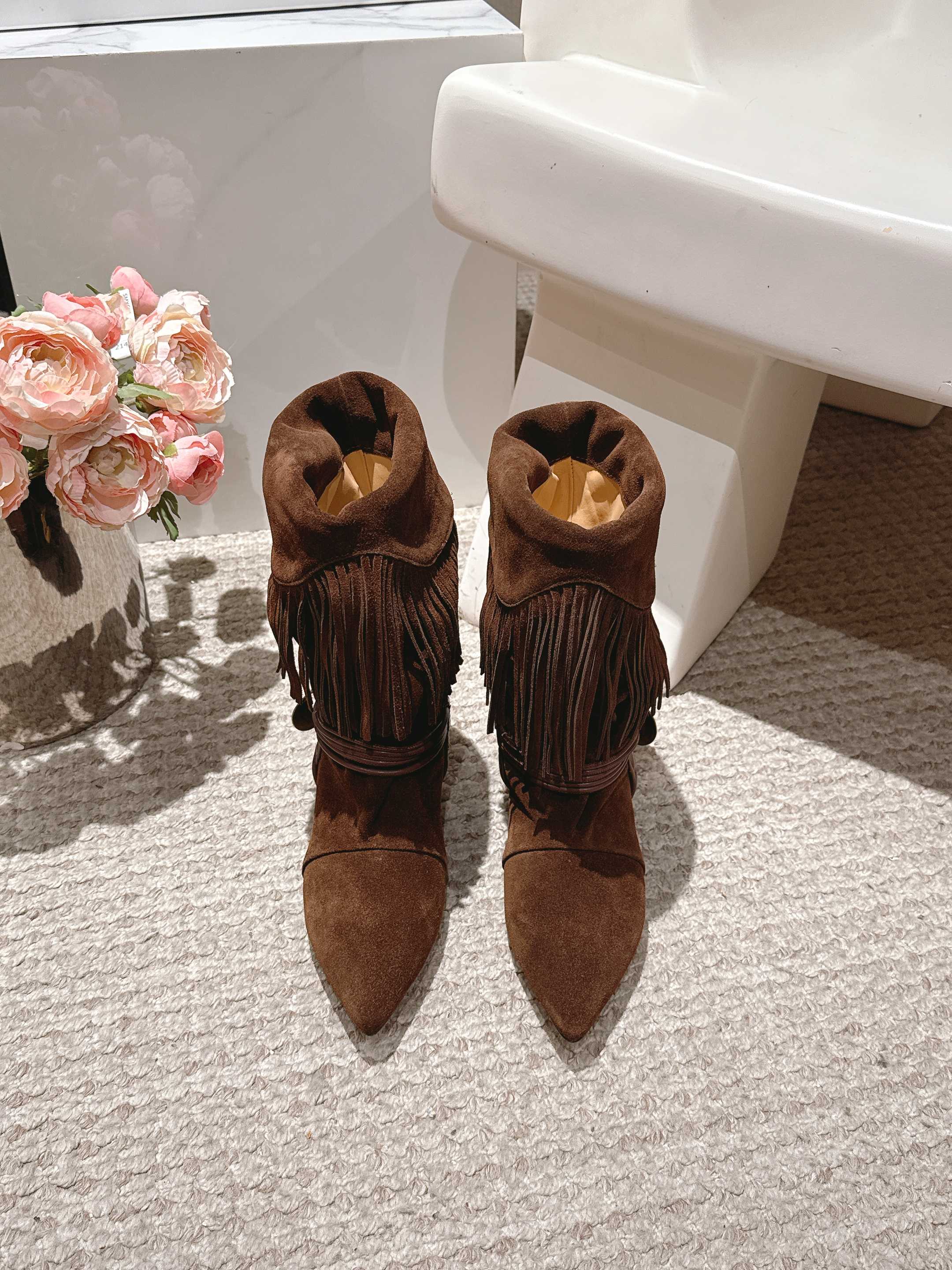 NO:475385,isabelmarant Isabel metal fastener accessories catwalk flat-soled fashion boots lazy French-European style, sassy, ​​natural, comfortable, free and easy fashionable, favorite version imported high mercerized beef reverse velvet/cowhide fabric, water dyed beef, Italian imported leather large soles, size 35-42 (40 41 42) customized non-return, boots, boots, cowhide, Leather soles19860909isabelmarant伊莎贝尔金属扣件配饰走秀款平底时装靴 慵懒法欧风,飒爆了 自然舒适洒脱时髦精最爱对版进口高丝光牛反绒/牛皮面料,水染牛里,意大利进口真皮大底,码数35-42（40 41 42）订做不退换,靴子,boots,cowhide,Leather soles,Women's Shoes