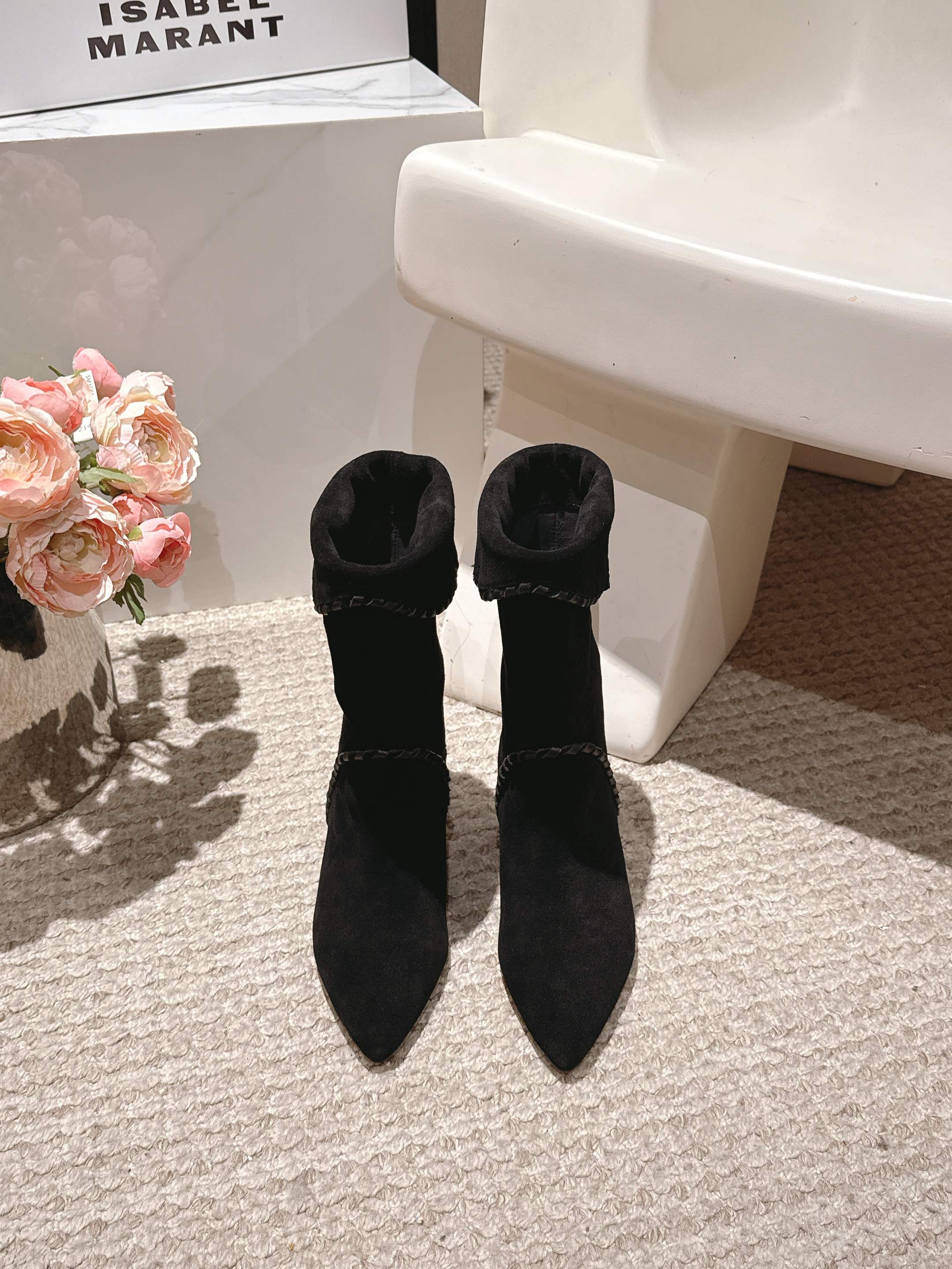 NO:475390,isabelmarant Isabel metal fastener accessories catwalk flat-soled fashion boots lazy French-European style, sassy natural, comfortable and free and easy fashionable beauty favorite version imported high mercerized beef reverse velvet/cowhide fabric, water dyed beef, Italian imported leather broadsole, size 35-40 (40) customized non-return, boots, boots, cowhide, Leather soles19860909isabelmarant伊莎贝尔金属扣件配饰走秀款平底时装靴 慵懒法欧风,飒爆了 自然舒适洒脱时髦精最爱对版进口高丝光牛反绒/牛皮面料,水染牛里,意大利进口真皮大底,码数35-40（40）订做不退换,靴子,boots,cowhide,Leather soles,Women's Shoes