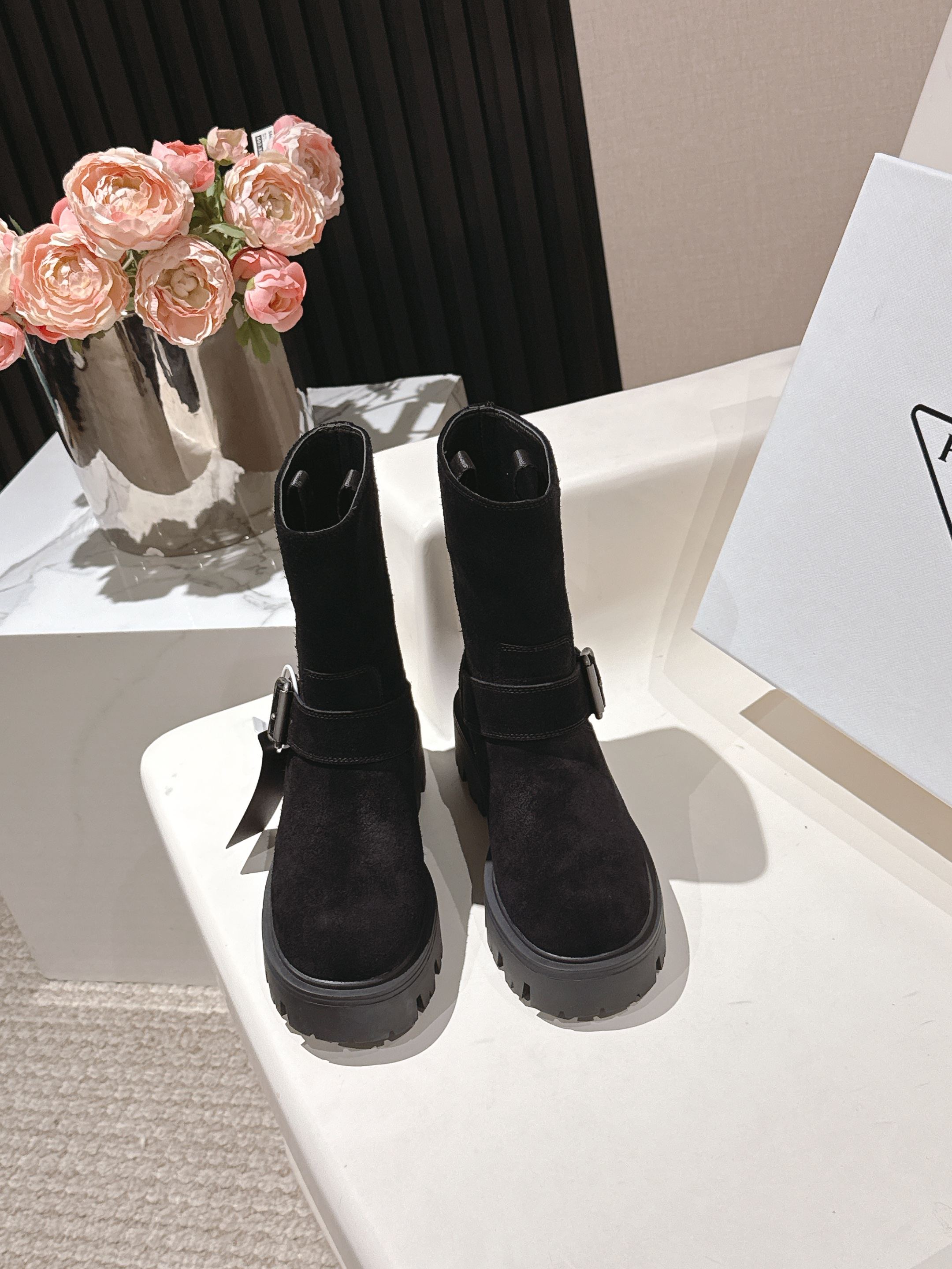 NO:475376,Top version of cowhide, cow velvet Prada, the latest triangle mark with belt buckle thick sole mid-boot boots, a very pleasing style. The catwalk mid-boot boots original version, super positive style, super classic and versatile, super durable, durable, but time-slimming leg slimming artifact, simple and atmospheric. Upper polished calfskin, high mercerized beef reverse velvet, imported calfskin, large sole original outsole, size 35-40 [40.41 customized], boots, prada, prada, boots, cowhide19860909顶级版本牛皮 牛绒 Prada 普拉达 最新三角标搭配皮带扣厚底中筒靴马丁靴,非常耐看的一款. 走秀款中筒靴 原版 版型超正 超经典百搭款 超级耐看 耐穿 不过时 瘦腿神器 简约大气. 鞋面擦色小牛皮 高丝光牛反绒 内里进口小牛皮 大底原版大底 码数35-40 [40.41订做],靴子,prada,prada,boots,cowhide,Women's Shoes