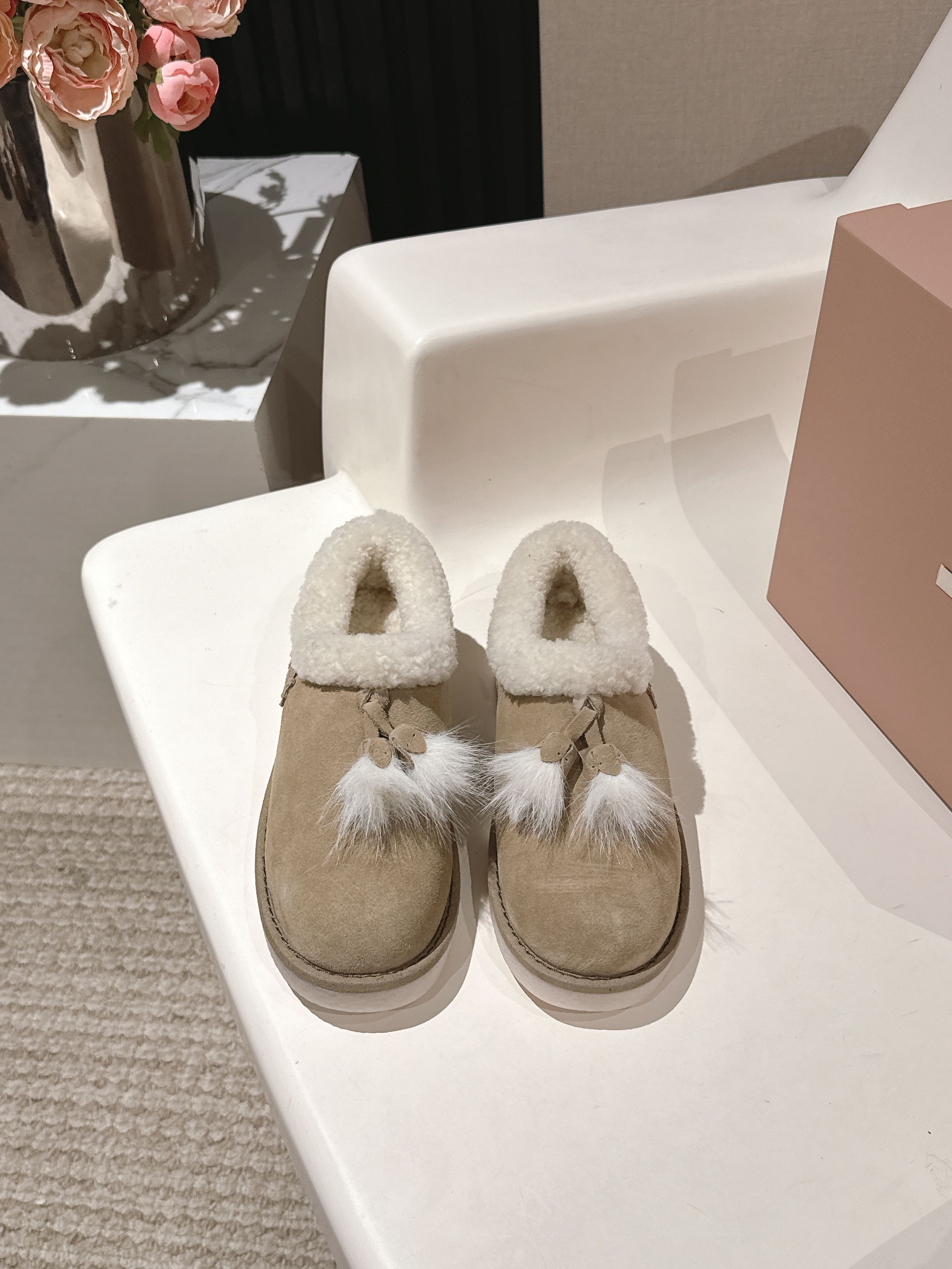 NO:482501,Miumiu 25 autumn and winter new imported wool snow boots. Simple shape, ultra-light original molded sole, perfect foot feel, easy to wear and match, height increase by 6cm. Upper imported matte wool imported inside Size: #35-41 (40 41 custom made without return or exchange), snow boots, miumiu, boots19860909miumiu25秋冬新款进口羊毛雪地靴 简约造型,超轻原版开模鞋底,脚感妥妥满分 好穿好搭,增高6cm 鞋面进口磨砂 内里进口羊毛 Size: #35-41（40 41定做不退换）,雪地靴,miumiu,boots,Women's Shoes