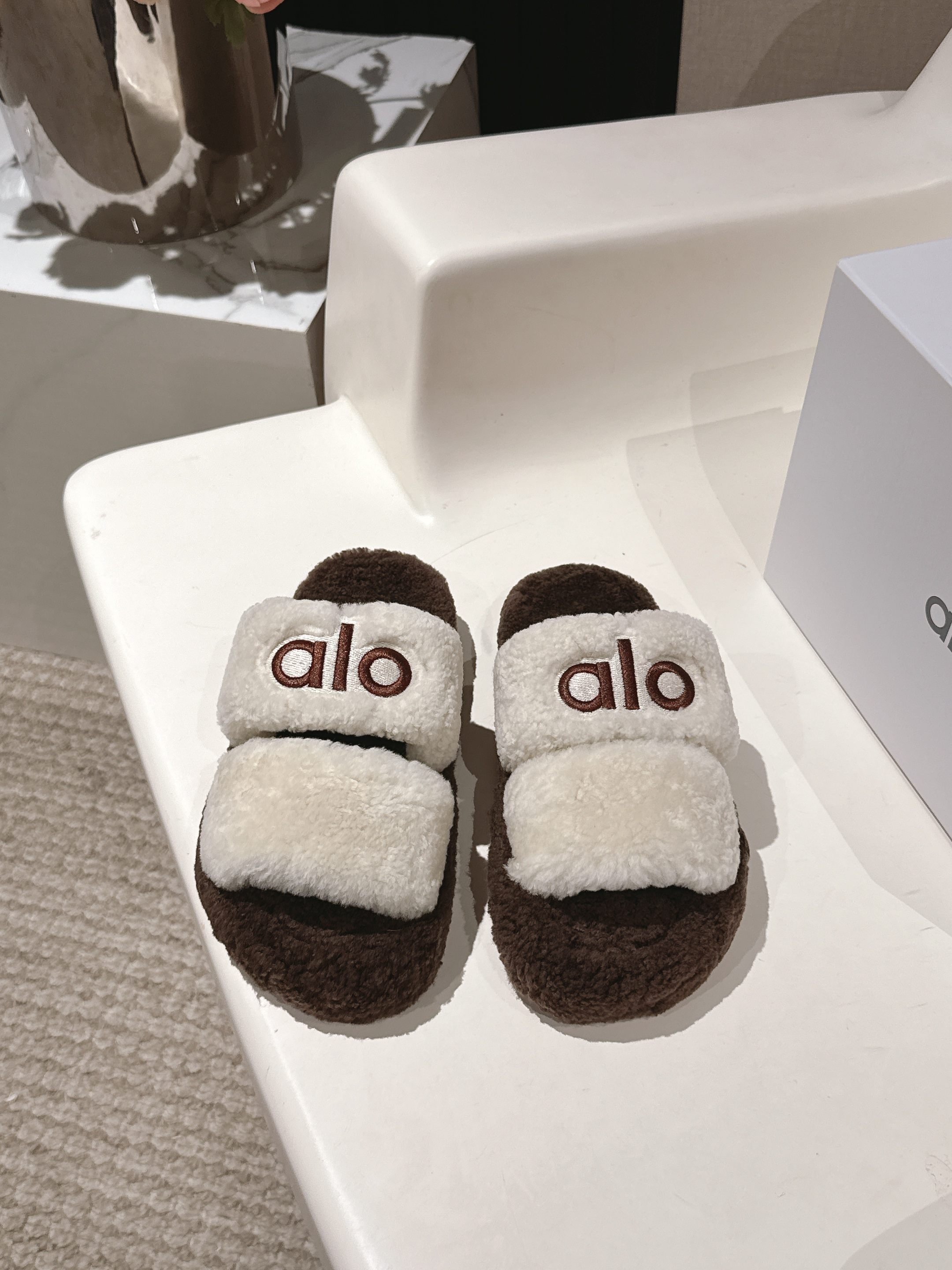 NO:482527,alo2025 new hair-drag, Alo is really good, the atmosphere is online, the relaxed and gentle sports style, everyday going out, having a baby, and fitness are the best choices. It is comfortable and elegant, with delicate texture, genuine leather velvet, the original inner version is 1:1 breathable ultra-fiber, anti-slip lightweight sole, color beige, brown, size 35--40, fur shoes and slippers, slippers19860909alo2025新款毛拖,  Alo真的太会了,氛围感在线,松弛又温柔的运动风,日常出门、溜娃、健身都是不二的选择,舒适又很有气质,细腻质感真皮牛绒,内里原版1:1透气超纤,防滑轻便大底 颜色米色,棕色 码数35--40,毛毛鞋拖鞋,slippers,Women's Shoes