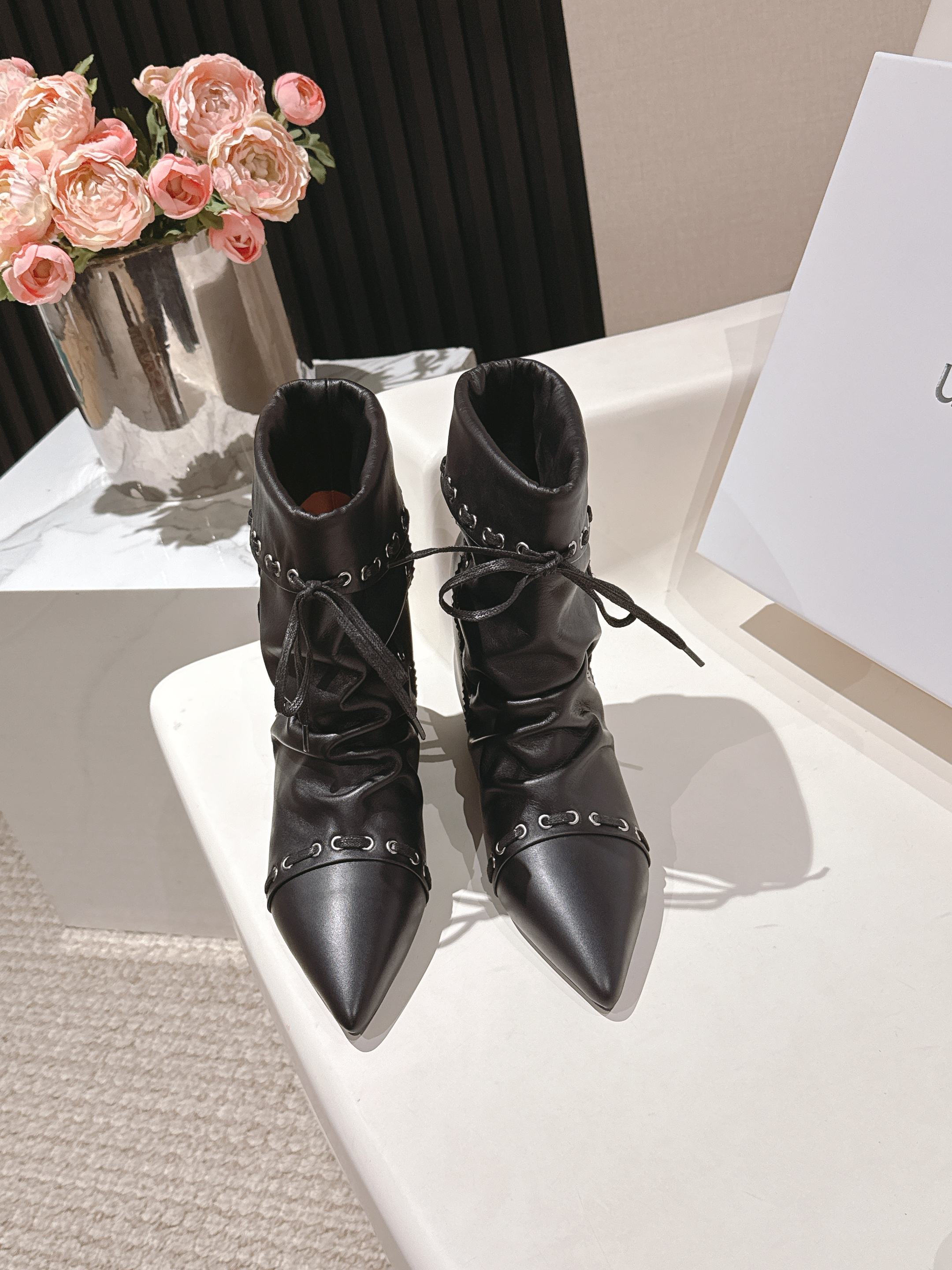 NO:482520,unfolio 2025 autumn and winter new retro western denim boots piled up boots. Many celebrity fashion bloggers plant grass. Feel the collision between autumn and western retro style. The lazy style swept by. This free and easy style is very popular in recent years. It is easy to hold the commuter and daily outfit easily. The right version is really beautiful. High mercerized suede fabric, sheepskin lining, Italy. Imported injection molded sole height is 3cm. Size35-41 (40 41 custom made without return or exchange), boots, boots, sheepskin, chamois leather19860909unfolio 2025秋冬新款复古西部牛仔堆堆靴 超多明星时尚博主种草 感受秋日与西部复古风的碰撞 慵懒风席卷而来 这几年超流行这种洒脱 随意 慵懒风格 通勤和日常穿搭都能轻松hold住 对版上脚真的超级好看 高丝光麂皮面料,羊皮内里,意大利 进口注塑大底内增高3cm Size35-41（40 41订做不退换）,靴子,boots,sheepskin,chamois leather,Women's Shoes