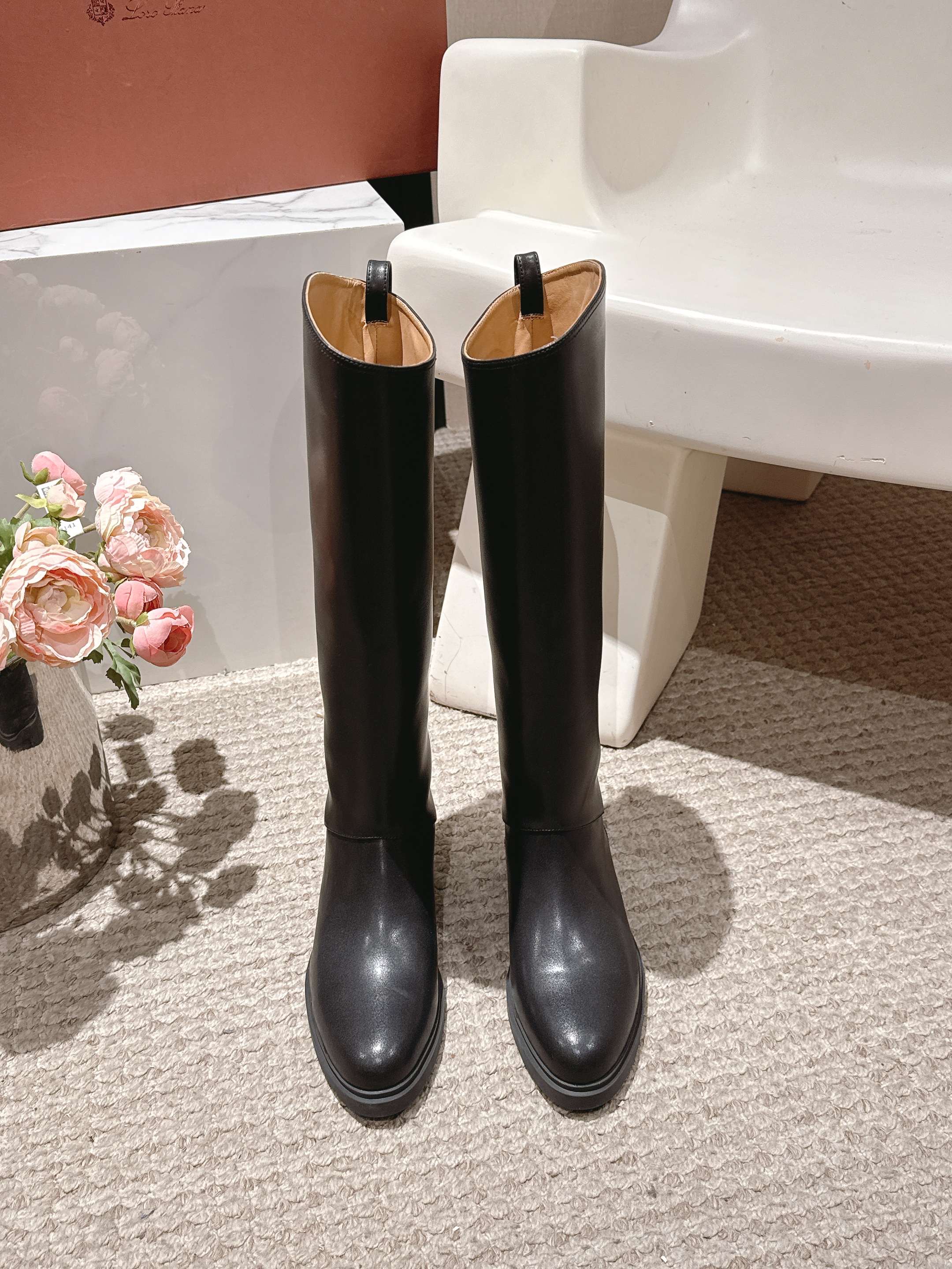 NO:482508,Loro Piana25 autumn and winter new Lp simple thick-soled mid-boots!  Top Italian luxury brand, upper is imported calfskin, inner/foot pad water dyed cowhide original open mold lightweight rubber outsole Size: 35-41 (40 41 custom made without return) with original packaging, boots, loro piana, loro piana, boots, cowhide19860909Loro Piana25秋冬新款Lp简易一脚蹬厚底中靴！意大利顶级奢侈品牌 鞋面采用进口小牛皮 内里/垫脚水染牛皮 原版开模轻质橡胶大底 码数:35-41（40 41订做不退换) 配原版包装,靴子,loro piana,loro piana,boots,cowhide,Women's Shoes