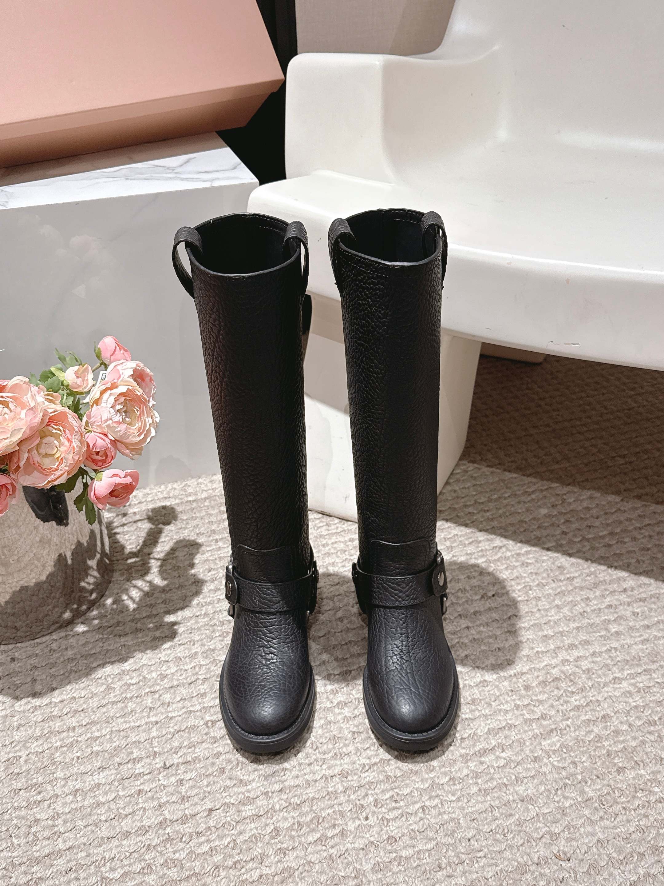 NO:491750,miu miu fw25 new arrival~ Miu Miu 25ss new thick sole short boots knight boots simple upper embellishment full of high-end feel. Super stylish on the feet ~ cool and very handsome and beautiful, fashionable and versatile!  Miu Miu is starting to cheat this year. A must-have for matching in autumn and winter~ Material Imported calfskin Cowhide inner/foot pad Original molded rubber sole Size: #35-39 (40 41 custom made without return), boots, miumiu, boots, cowhide19860909miu miu fw25 new arrival～ 缪缪 25ss 秋冬新款厚底 短靴 骑士靴 简约鞋面点缀 高级感满满 上脚超级有型～酷酷的非常帅气好看,时尚百搭！ Miu Miu今年开挂啦 秋冬季搭配必入的决绝子～ 材质 进口小牛皮 牛皮内里/垫脚 原版开模橡胶大底 Size: #35-39（40 41定做不退换）,靴子,miumiu,boots,cowhide,Women's Shoes