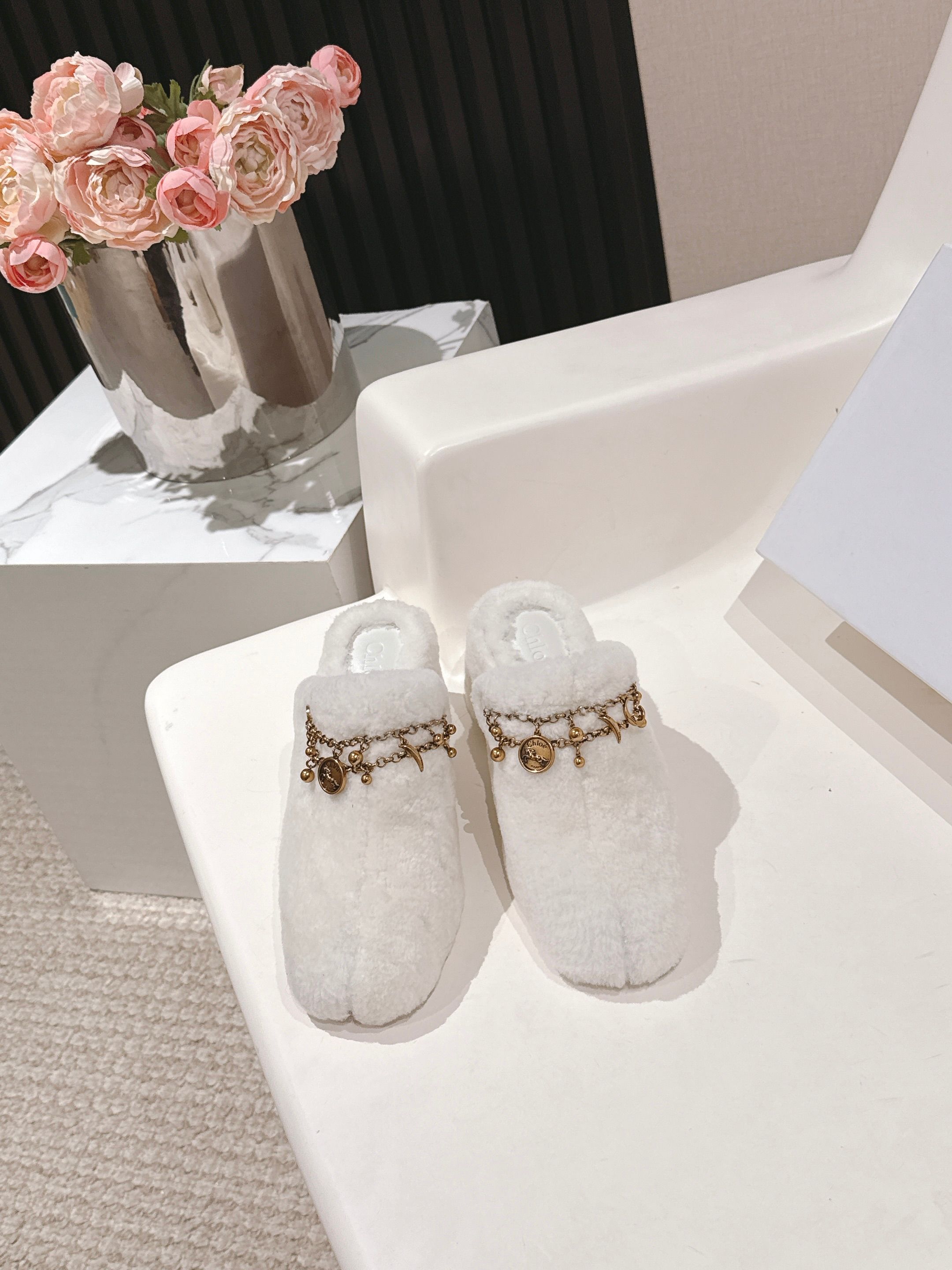NO:491778,The new high-heeled home fur slippers are available in the Chloe Chloe F013 2025ss Kooyi new high-heeled home fur slippers!  It is a natural combination of fashion sense and comfort~ The indispensable home fur slippers in autumn and winter, the feet are very attractive to fashionable and sporty, showing your elegance, lightness, slimness and whiteness in your way. Imported wool fabric inner wool wool, outsole ZP open mold sole height 8cm Size: 35-39 (40 custom made without return), semi-drag fur shoes, chloe, loewe, slippers19860909高版本  Chloe 克洛伊F013 2025ss蔻依新款高跟居家毛毛拖鞋闪亮登场！简直是时尚感与舒适度的天作之合～ 秋冬不可缺少的居家单品毛毛拖鞋,上脚极具吸引时髦运动风尚,以你的方式彰显你的优雅、轻便、显瘦、显脚白 面料进口羊毛 内里羊毛 大底ZP开模大底 高度8cm 码数: 35-39（40订做不退换）,半拖毛毛鞋,chloe,loewe,slippers,Women's Shoes