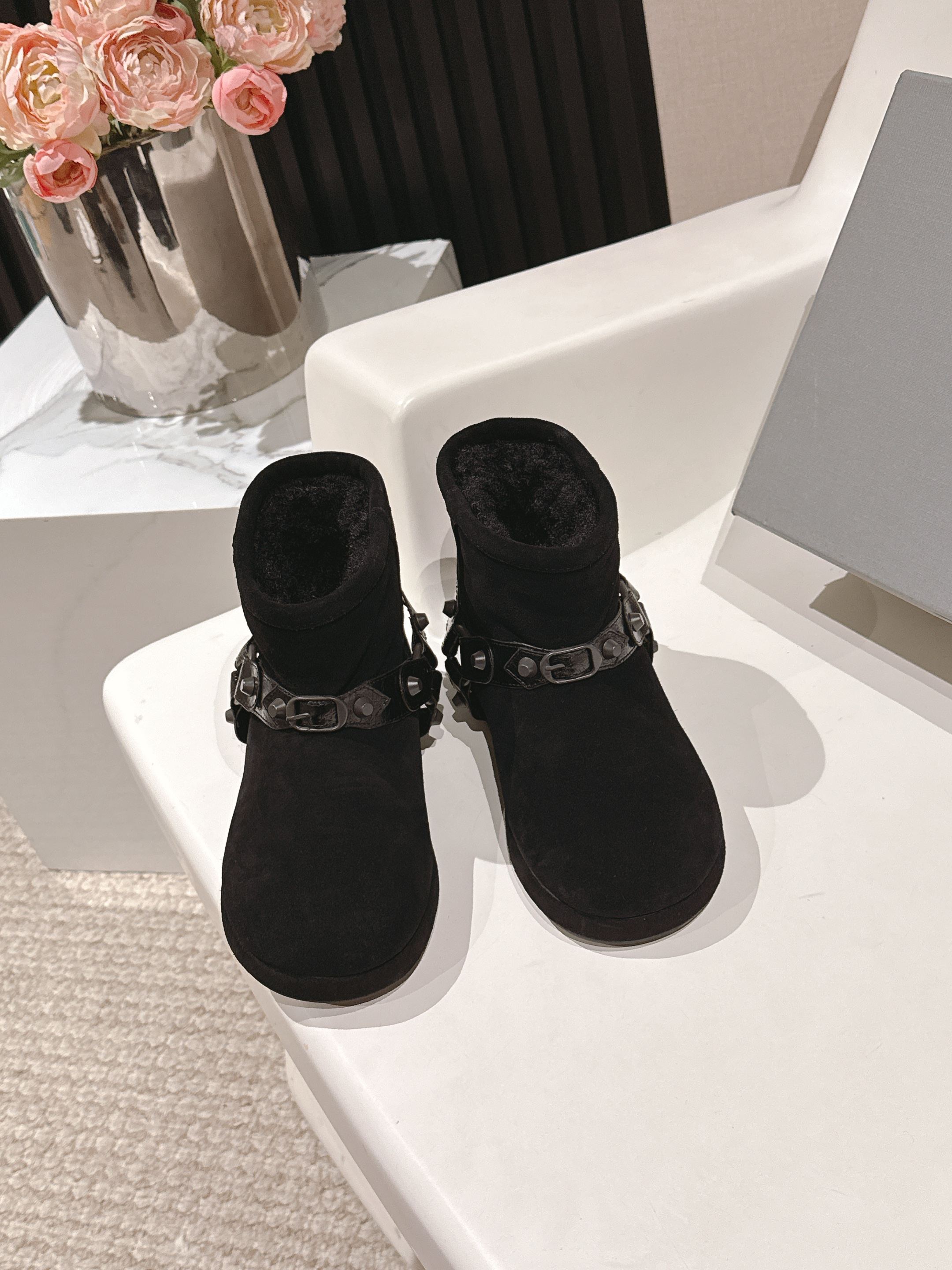 NO:536020,BALENCIAGA ski series skiwear latest Alaska snow boots, genuine RMB purchased and developed, perfect replica, designer launches to explore the concept of originality and appropriation in the fashion industry, pay tribute to inheritance and classics with a new series, breaking the conventional design with the iconic Balenciaga abstract, collage, one-to-one replica of the original, original matte cowhide, outsole, original molded sole, size 35-40 (40, no return or replacement), snow boots, balenciaga, balenciaga, boots, cowhide19860909BALENCIAGA巴黎世家滑雪系列skiwear最新款阿拉斯加雪地靴 正品RMB购入开发 完美复刻 设计师推出探索时尚界对于原创与挪用的概念、以全新系列致敬传承与经典,以标志性Balenciaga抽象打破常规设计 碰撞出诙谐又和谐的新创意、原版一比一复刻 面料原版磨砂牛皮 大底 原版开模鞋底 码数女35-40(40不退不换),雪地靴,balenciaga,balenciaga,boots,cowhide,Women's Shoes