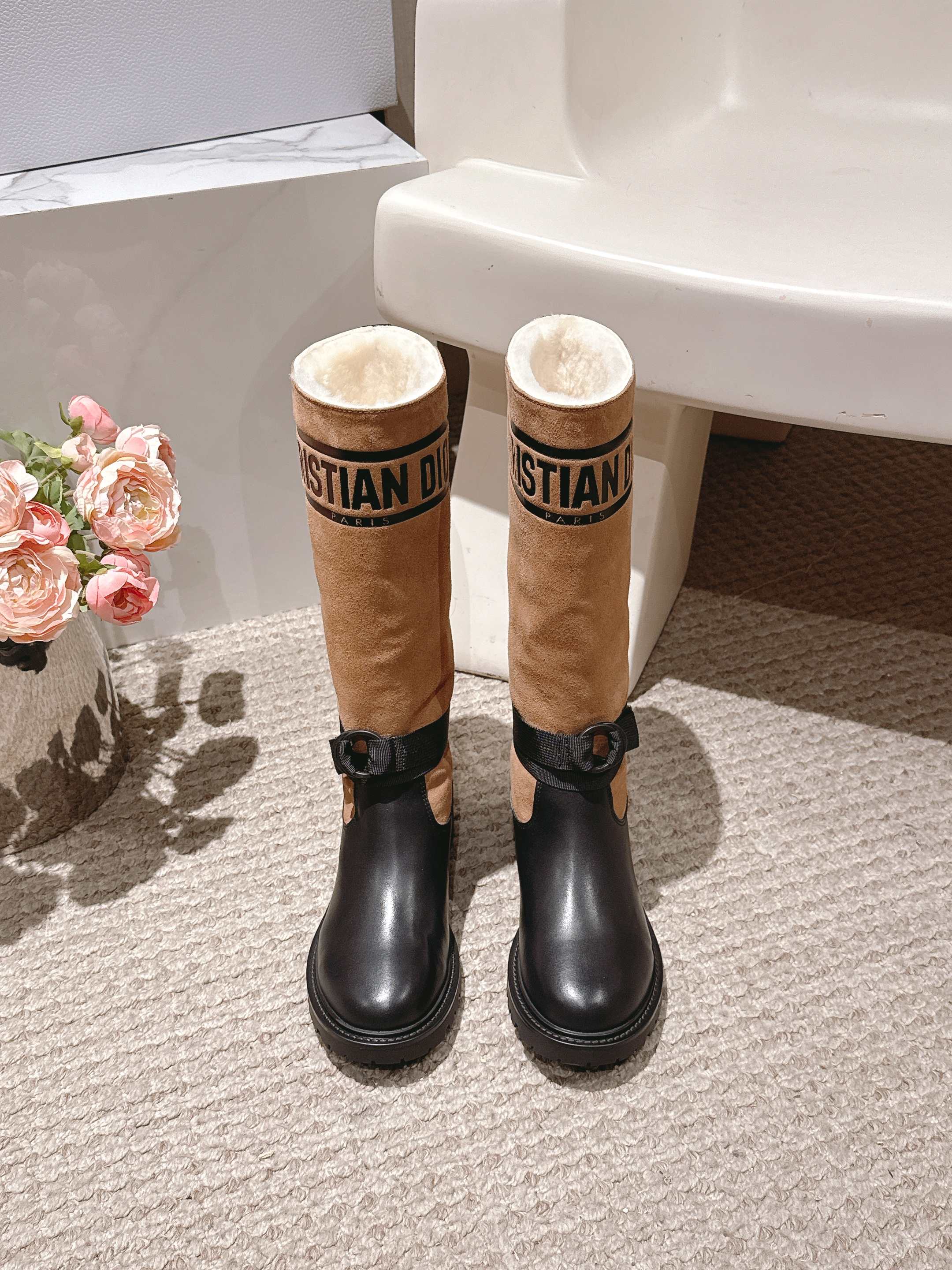 NO:536012,DIRO's new autumn and winter Martin boots are simply the favorites of the fashion industry. They are super stylish no matter how they match them, which makes people shine. The artifacts of concave shapes, find presence, and dress up personality have all shown them one after another. They are versatile and timeless, making people love them at a glance. They are unsatisfactory and can't put them down. They are selected as the original cows, sheepskin fabric, the classic lucky star TPU sole of D family, 35-42 (40 41 42 customized, non-return and exchange) Pili Maoli, boots, dior, dior, boots, cowhide, sheepskin19860909DIRO迪奥秋冬新款马丁靴简直就是时尚界的宠儿,怎么搭都超有范儿,让人眼前一亮,凹造型、找存在感、扮性格的神器各大网红、博主都纷纷秀了一把,百搭不过时,让人看一眼就爱不释手甄选小牛皮原版一致飞织面料,羊皮面料,对版D家经典幸运星TPU大底,码数 35-42（40 41 42 订做不退换） 皮里 毛里,靴子,dior,dior,boots,cowhide,sheepskin,Women's Shoes