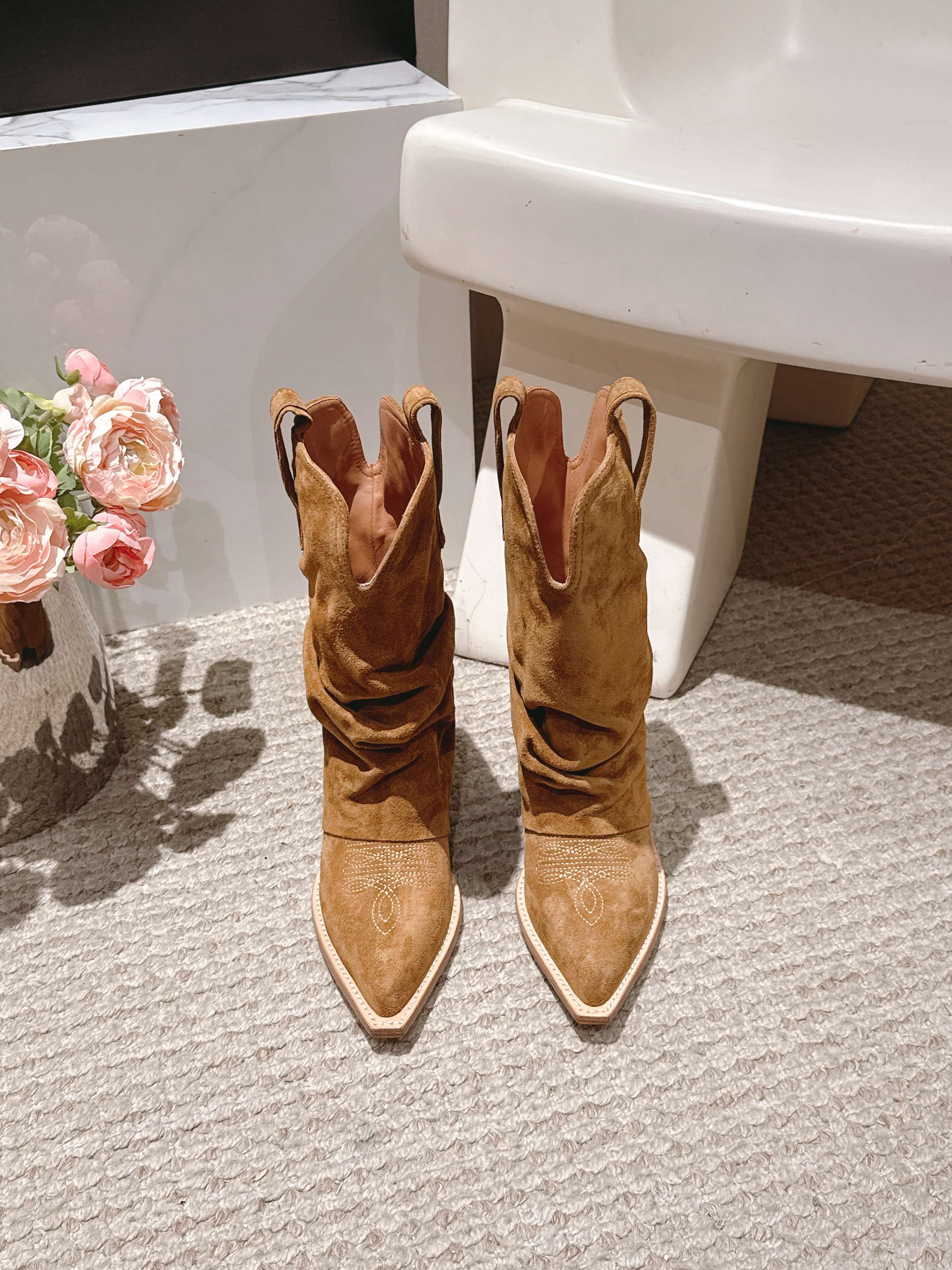 NO:536007,R132025 autumn and winter new style pile boots are coming A brand with punk rock as its core and aesthetics, beautiful and beautiful, showing a new height, showing thin legs without losing the lazy, cool and stylish cowhide/Gao Mercury Yangjing fabric, cowhide inner lining, imported Italian leather large sole, size 35-42 (40 41 42 custom made without return), boots, boots, cowhide, sheep, Leather soles19860909R132025秋冬新款堆堆靴美靴来临一个以朋克摇滚为内核和审美的品牌堆堆靴美出新高度显腿细又不失慵懒酷感酷飒有型对版牛皮/高丝光羊京面料,牛皮内里,意大利进口真皮大底,码数35-42（40 41 42 订做不退换）,靴子,boots,cowhide,sheep,Leather soles,Women's Shoes