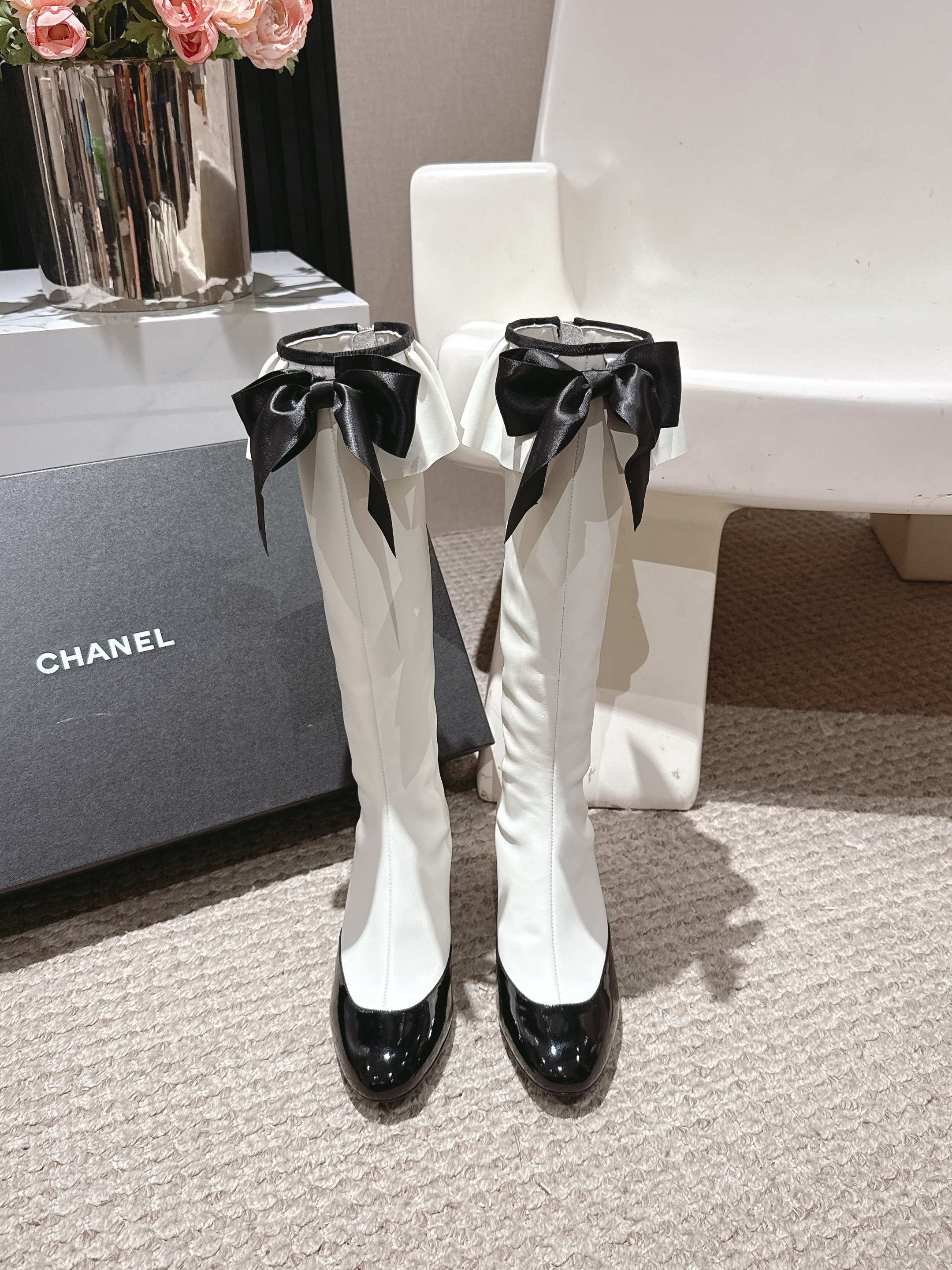 NO:535993,Chanel 25/ SS new product in autumn and winter show Xiaoxiang double C bow pleated elasticity long boots The absolute best in the fashion circle The matching will interpret the meticulous, minimalist, classic elements that will never fade, showing the unique style of dressing so beautiful that there is nothing to say. A must-have for autumn and winter... The upper is original high-customized lambskin, imported mixed-bred lambskin lining, outsole original Italian leather outsole, heel height 6.5cm Size: #35-41 (40.41 custom-made, non-return and exchange), boots, chanel, boots, sheepskin, Leather soles19860909香奈儿 25/ SS 秋冬秀场新品 小香双C蝴蝶结褶皱弹力 长靴 时尚圈的绝绝子 搭配将演绎着细致 极简 永不褪去的经典元素 展现与众不同的穿搭风格美到无话可说 秋冬必入款… 鞋面原版高定制小羊皮 内里进口混种羊皮里 大底原版意大利真皮大底 跟高6.5cm Size: #35-41（40.41定制不退换）,靴子,chanel,boots,sheepskin,Leather soles,Women's Shoes