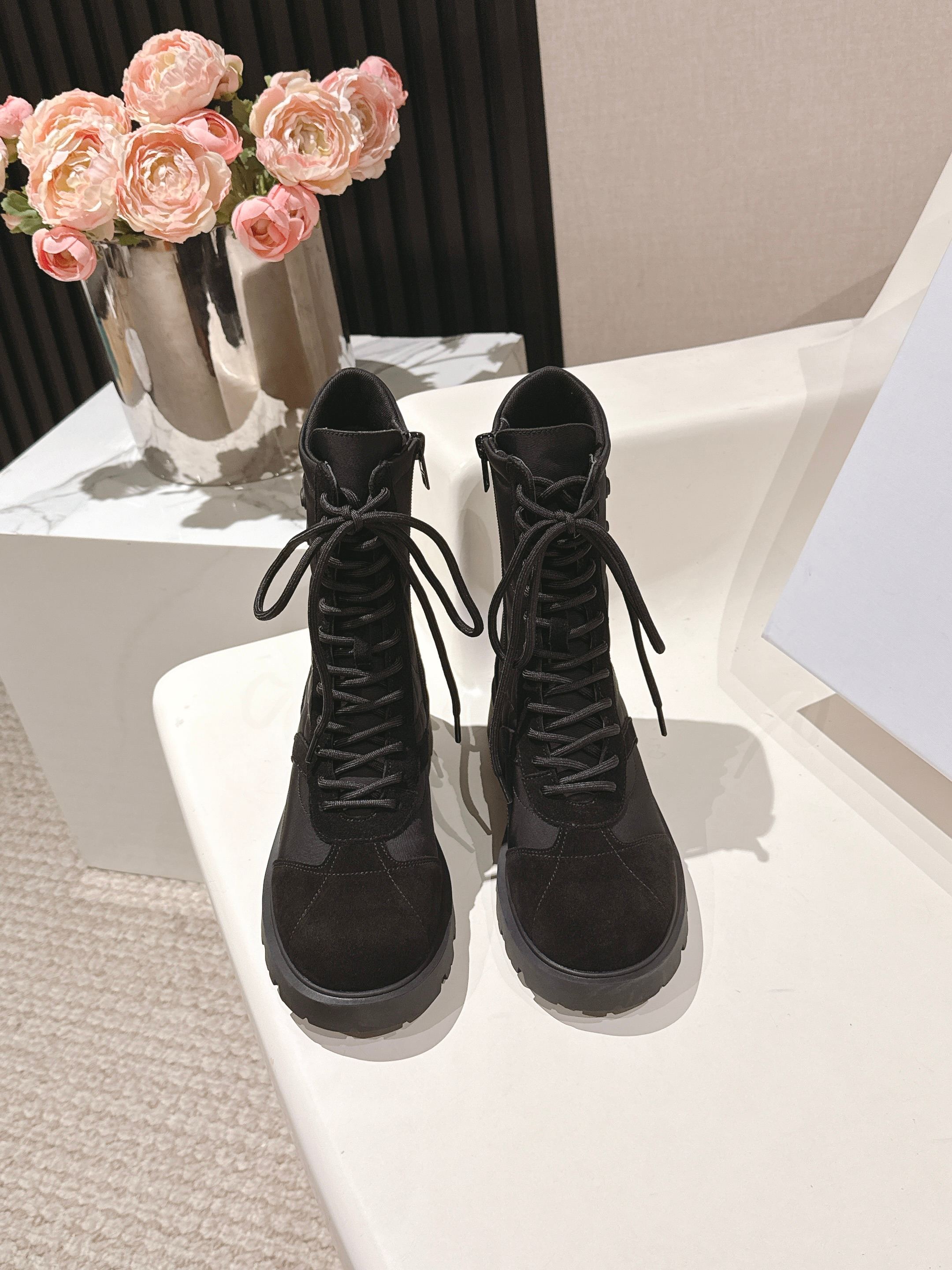 NO:535987,CELINE's latest Autumn and Winter catwalk Lisa Martin boots, many celebrities and celebrities look slim, super beautiful and versatile, imported Italian Niujing leather soft, original custom hardware buckle, original mold open sole, full set of packaging Size: 35~41, boots, celine, boots19860909CELINE思琳秋冬最新走秀款Lisa同款马丁靴、好多明星网红上脚 无敌显瘦 上脚超级好看百搭 进口意大利牛京皮质柔软 原版定制五金扣 、原版开模大底 全套包装 Size:35~41,靴子,celine,boots,Women's Shoes