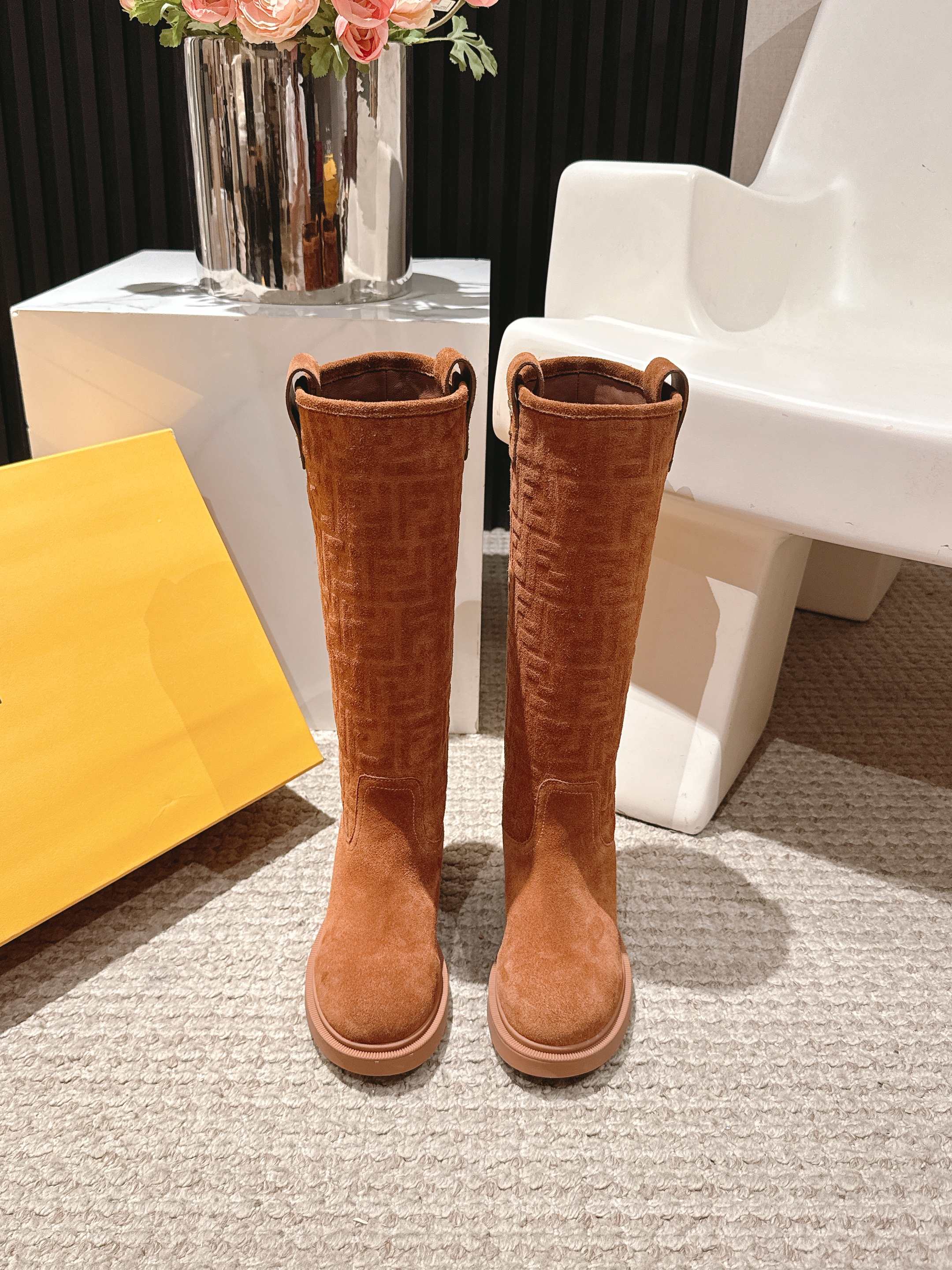 NO:561677,Out FENDI Fendi 25 new autumn and winter short boots, high boots, knight boots YYDS→_→ FD has released beautiful boots again. High-grade suede cowhide fabric, classic FF presbyopia high-grade special embossing. Original molded split hardware. The motorcycle shape is fashionable and avant-garde. The upper foot is very comfortable, with sheepskin lining and original TPU outsole. The thickness is 3.5CM. The original complete set is very good-looking. The fried chicken on the feet will make you look slimmer!  A must-have item for winter!  35-41,boots,fendi,fendi,boots,cowhide,sheepskin19860909出 FENDI芬迪 25新秋冬短靴 高筒靴 骑士靴 YYDS→_→ FD又出美靴啦 高级反绒牛皮面料,经典FF老花高级特殊压印 开模原版分体五金 机车造型时尚前卫,上脚非常舒适、内里羊皮 、TPU原版大底 厚度3.5CM原版全套极好看,上脚炒鸡显瘦呀！ 冬季必备决绝子单品！ 35-41,靴子,fendi,fendi,boots,cowhide,sheepskin,Women's Shoes