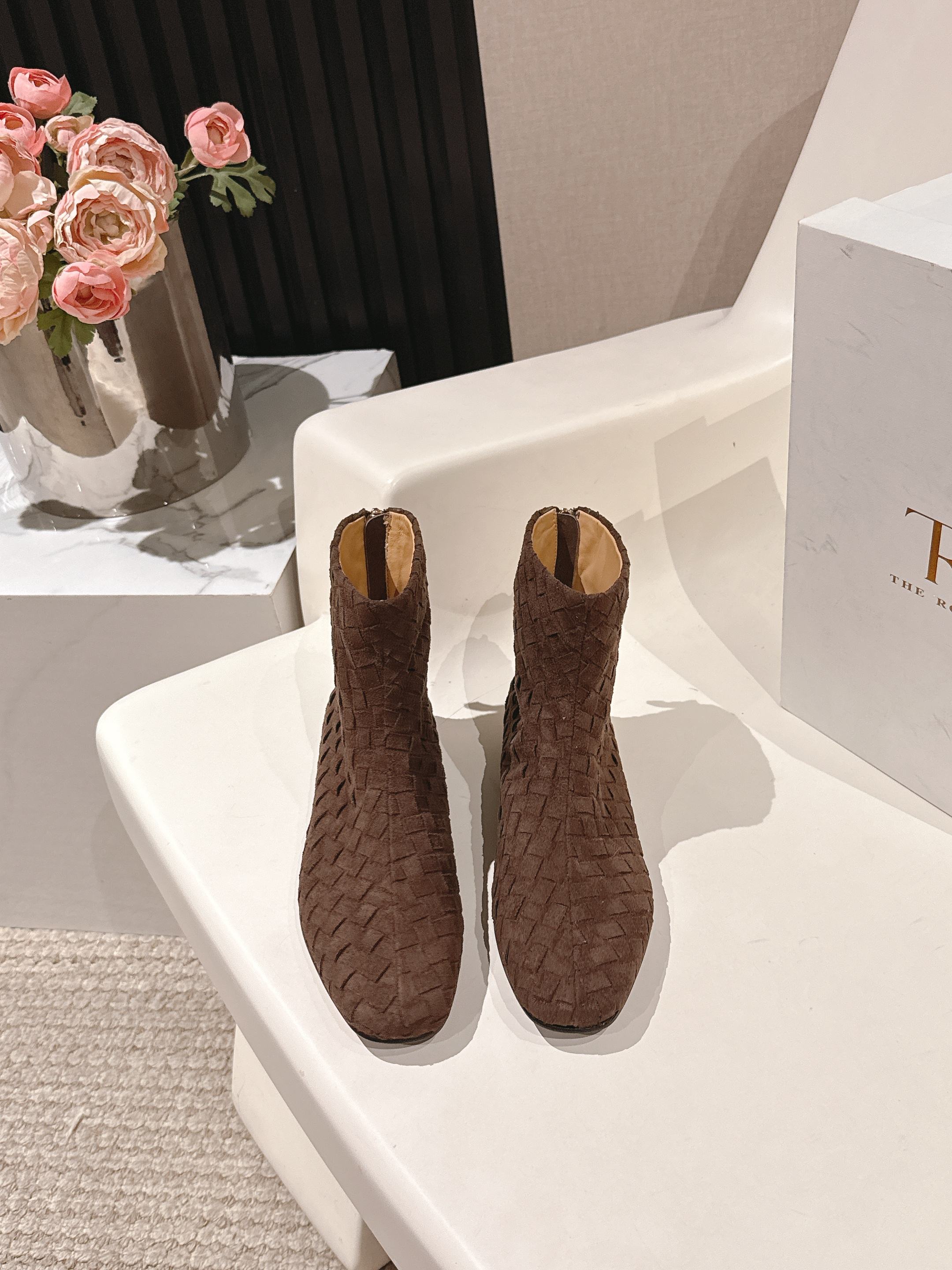 NO:561668,The row's new short boots. The small square toe shows intellectuality. It is an artifact of slimming and long legs. It can be easily matched with a dress or a denim skirt. Hand-woven upper, water-dyed cowhide lining, outsole, injection molded leather outsole, size 35-39 (40 41), order, boots, boots, skirts, cowhide, Leather soles19860909The row 新款短靴 小方头鞋头尽显知性 穿搭显瘦长腿神器,不论是搭配连衣裙还是牛仔裙都能轻松驾驭 鞋面手工编织鞋面 内里水染牛皮 大底注塑真皮大底 码数35-39（40 41）订,靴子,boots,skirts,cowhide,Leather soles,Women's Shoes