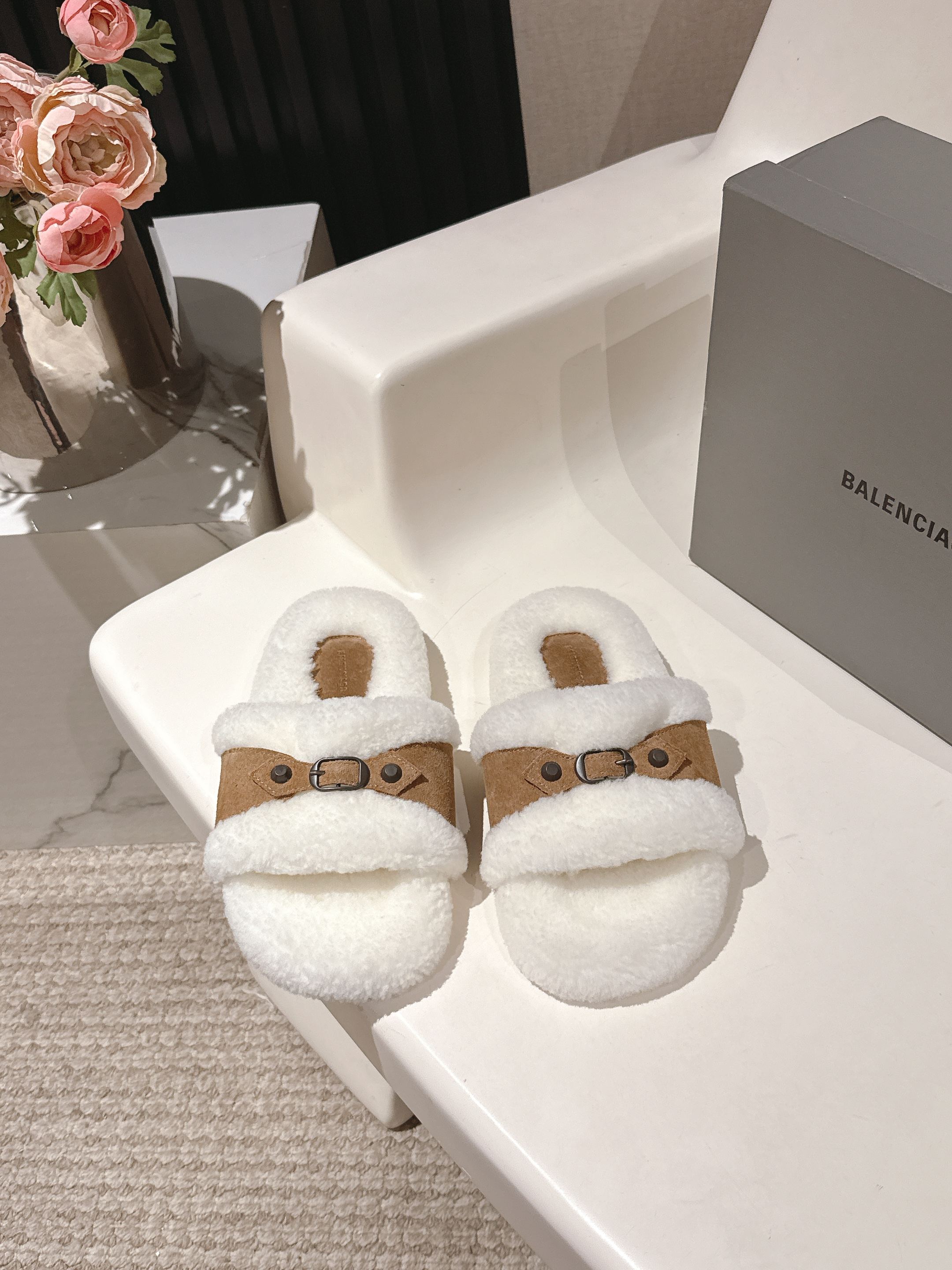 NO:561659,BALENCIAGA Balenciaga's latest furry slippers for fall and winter. A favorite among fashion bloggers and European and American celebrities. A must-have for winter. Stylish but not overly ostentatious. The upper is imported high-mercerized cowhide. The lining is made of real wool. It is particularly fluffy and soft, and feels particularly comfortable against the skin. Exquisite hand-sewing lines. The foot logo is embellished with a high-end feel. Original rubber non-slip and wear-resistant sole. Size35-40, furry shoes and slippers, balenciaga, balenciaga, slippers,cowhide19860909BALENCIAGA巴黎世家秋冬最新款毛毛拖 时装博主与欧美明星大爱款 冬季必备款 时尚却不过分张扬鞋面进口高丝光牛皮 内里真羊毛 特别的蓬松柔软、亲肤脚感特别舒服 精致的手工缝纫走线 垫脚logo点缀高级感满满 原版橡胶防滑耐磨底 Size35-40,毛毛鞋拖鞋,balenciaga,balenciaga,slippers,cowhide,Women's Shoes