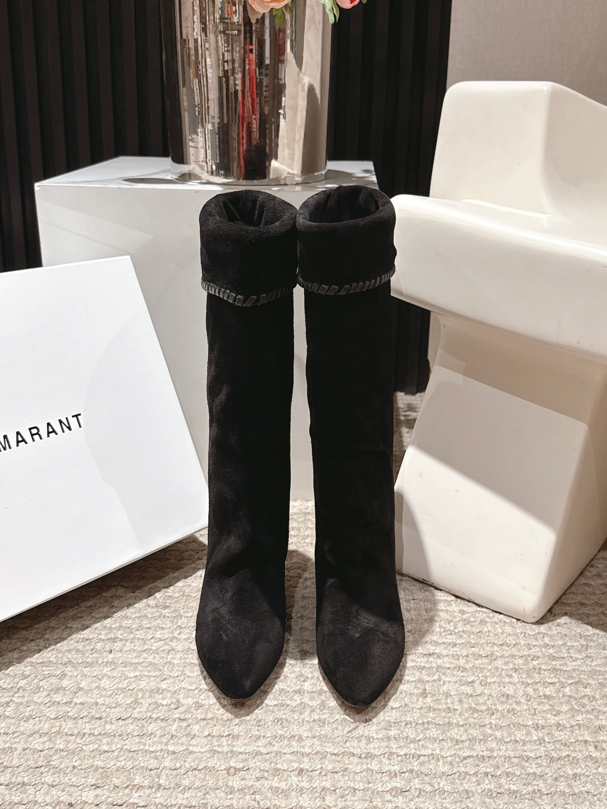 NO:561654,isabelmarant Isabel's latest retro boots for autumn and winter. Many celebrity fashion bloggers have planted grass. In recent years, the simple old money style has been very popular. Simple design without too many decorations, full of high-end. The key is that it is comfortable and 100% suitable for daily shopping. It will never become a display in the shoe cabinet. A must-have boots for cool girls. Super slim legs, fashionable and versatile. The upper material is cowhide mercerized. The heel height is 5.5CM. Italian imported genuine leather outsole.  The cylindrical heel design is stress-free for daily wear when walking and shopping. Size 35-41 (40 and 41 are customized and non-returnable), boots, Leather soles19860909isabelmarant伊莎贝尔秋冬最新款复古靴 超多明星时尚博主种草 这几年超流行简约老钱风 简简单单的设计 没有过多装饰 高级感满满 关键是舒适百分百逛街日常都可 绝不会成为鞋柜里的摆设 酷女孩必备长靴 超显腿细时髦又百搭 鞋面材质为牛猄高丝光 跟高5.5CM意大利进口真皮大底 圆柱跟设计走路逛街日常穿着毫无压力 码数35-41（40 41定制不退换）,靴子,boots,Leather soles,Women's Shoes