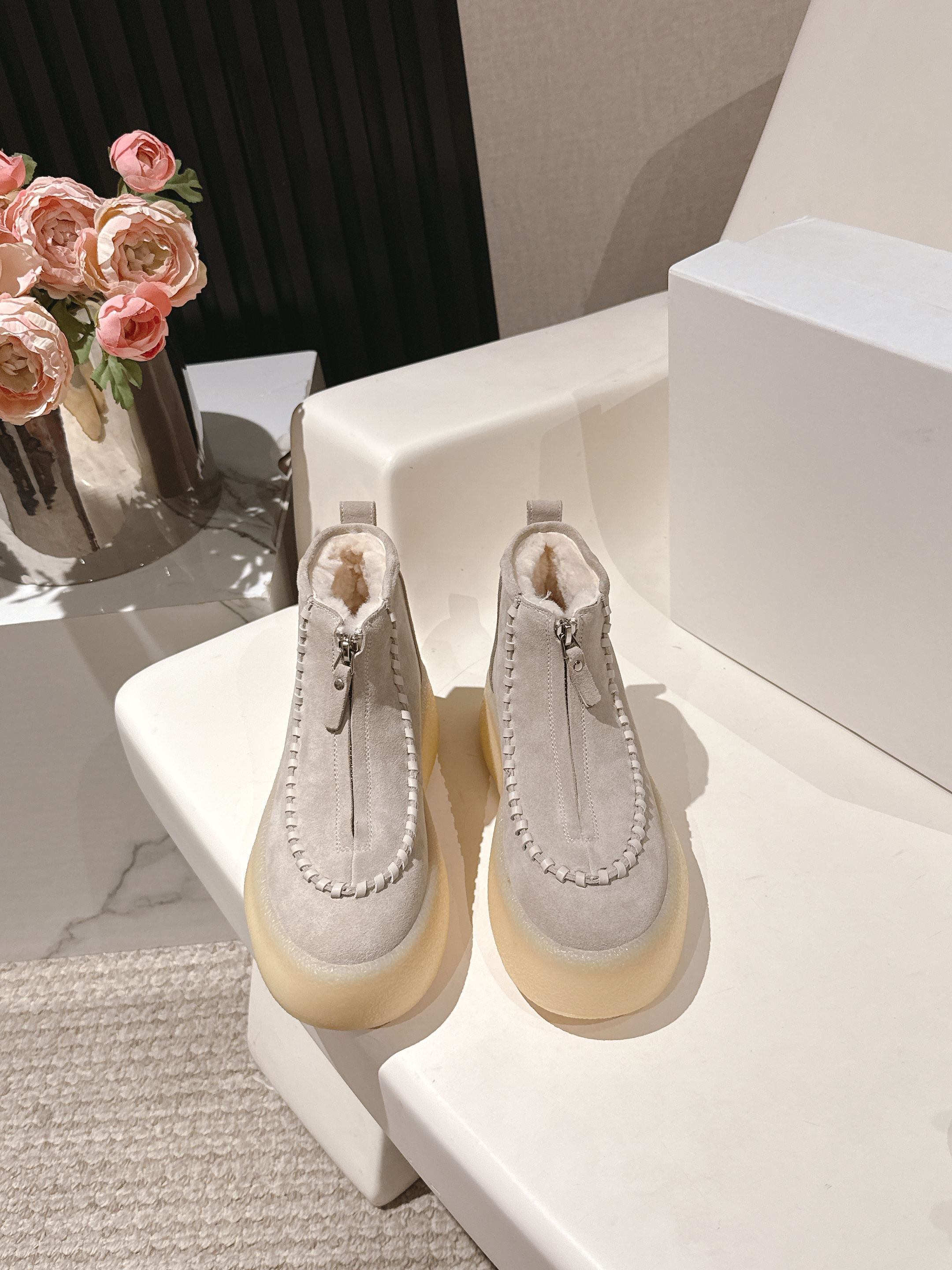 NO:561643,Top quality The Row classic thick-soled front zipper short boots. TheRow zipper short boots are long-lasting and niche. Don’t hesitate to choose them! They are the right choice! They are taller, slimmer and more aura. They match skirts and pants. The most high-end brand, whether it is clothes, bags or shoes, they are the most attractive. It is no exaggeration to say: they will never go out of style. These military-style boots look particularly good when matched with tailoring suits or maxi dresses and other clothing! Its versatility should not be underestimated.  This item was born in Italy and is made of soft black leather. Its front zipper design is easy to put on and take off and adds a cool feeling; the thick rubber sole is comfortable and has a tough style. The upper is suede and the lining is wool. The outsole is raw rubber. Size 35-40, boots, boots, skirts, business suit19860909顶级品质 The Row 经典厚底前拉链短靴 TheRow拉链短靴显腿长+小众不撞款不要犹豫了,选它没错!增高显瘦有气场裙子裤子无所不搭 最高端的品牌,无论是衣服 包包鞋子都是最耐看的,不夸张说一句:永不过时.这款军装风靴子与精裁西装或超长连衣裙等服装搭配都格外好看!百搭实力不可小觑 单品诞生于意大利的,以柔软黑色皮革制成,其正面的拉链设计方便穿脱又增添酷感;厚实的橡胶鞋底脚感舒适,颇具硬朗格调. 鞋面牛反绒 内里羊毛 大底生胶大底 Size35-40码,靴子,boots,skirts,business suit,Women's Shoes