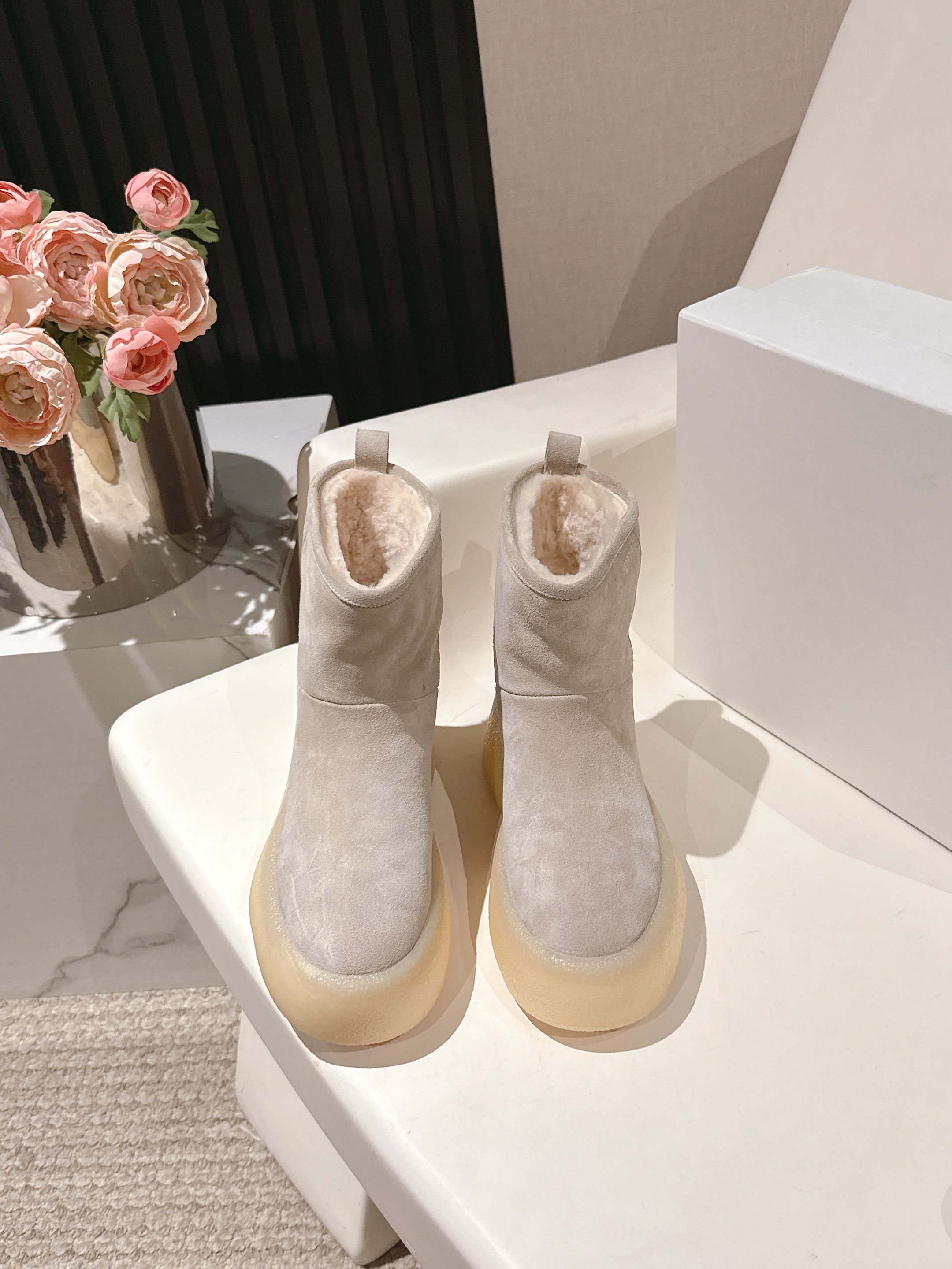 NO:561647,High quality!  The niche trendy brand The Row2025ss autumn and winter sponge cake thick-soled one-leg lamb fur snow boots furry short boots original purchase one to one last development!  Many celebrity bloggers demonstrate how minimalist classics never go out of style!  Simple and fashionable, super easy to put on and take off, and girls with high insteps don’t have to worry at all, it’s a blatant height-increasing tool!  Warm and versatile in autumn and winter!  The upper is made of original imported cow suede, the inner lining is made of imported wool, and the original molded one-piece rubber outsole!  Bottom thickness: about 5cm Size: 35-40 (custom-made sizes 40 are non-refundable) Comes with original packaging, boots, boots19860909高品质！小众潮牌The Row2025ss秋冬松糕厚底一脚蹬羊羔毛雪地靴毛毛短靴原版购入一比一套楦开发！超多明星博主示范极简经典不过时！简约时髦,穿脱超级方便,而且脚背高的女生也完全不用担心,明目张胆的增高神器！秋冬保暖又百搭！ 鞋面原版进口牛反绒 内里垫脚进口羊毛 原版开模一体成型橡胶大底！ 底厚:约5cm 码数:35-40（40码定做不退换） 配原版包装,靴子,boots,Women's Shoes