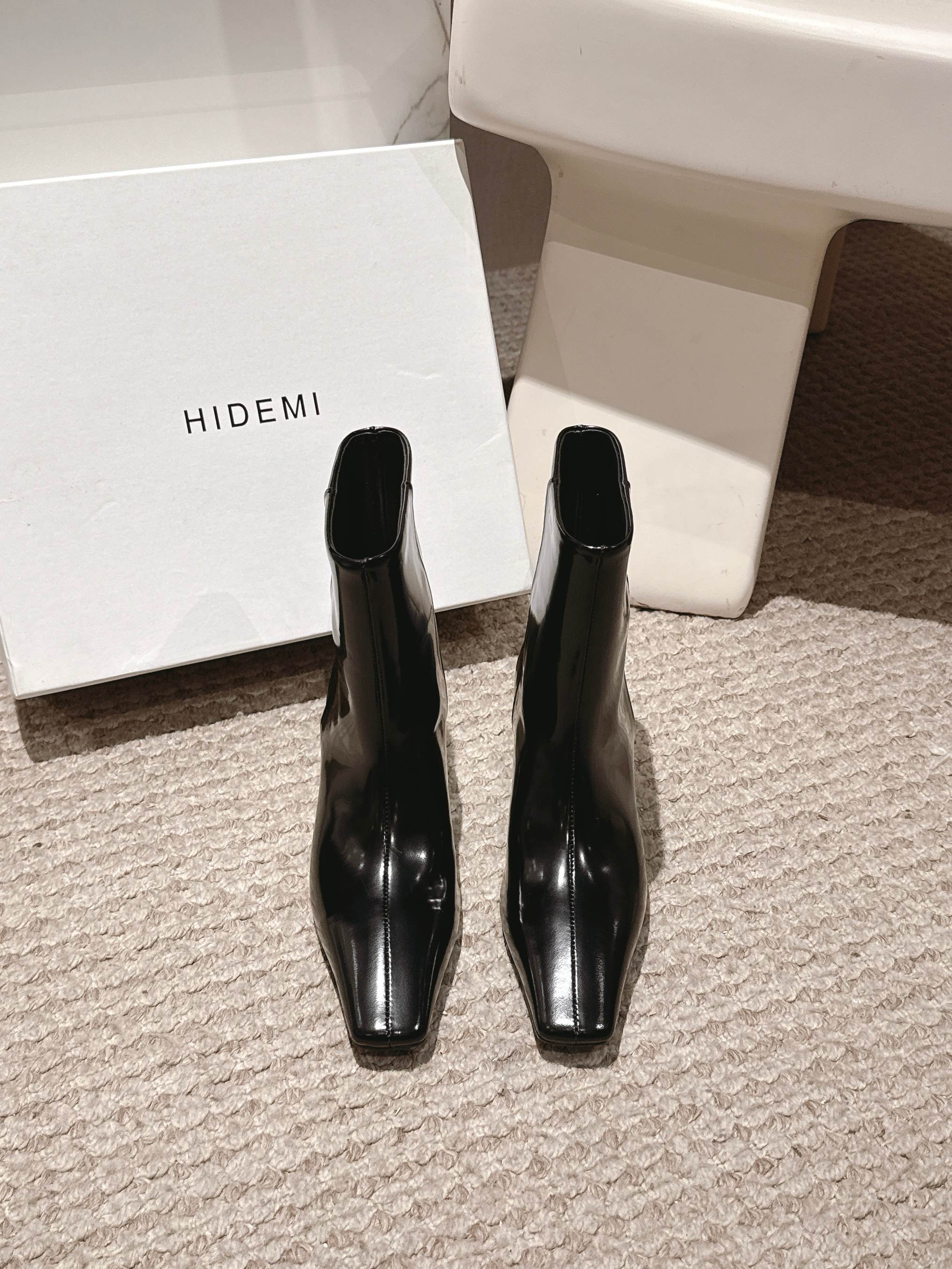 NO:561639,HIDEMI 2025 new autumn and winter square-toe boots, which are amazing every season. They are healing and powerful, and they double the visual enjoyment. They look fashionable when worn. Matched patent leather cowhide fabric, sheepskin lining, matched private mold outsole, code number: 35-39# (40# custom-made, non-refundable), boots, boots, cowhide, sheepskin19860909HIDEMI 2025秋冬新款方头靴,每一季都让人惊叹不已,治愈有力量,视觉加倍享受,穿上就是时髦精,对版漆皮牛皮面料面料,羊皮内里,对版私模大底,码数:35-39#（40#订做不退换）,靴子,boots,cowhide,sheepskin,Women's Shoes