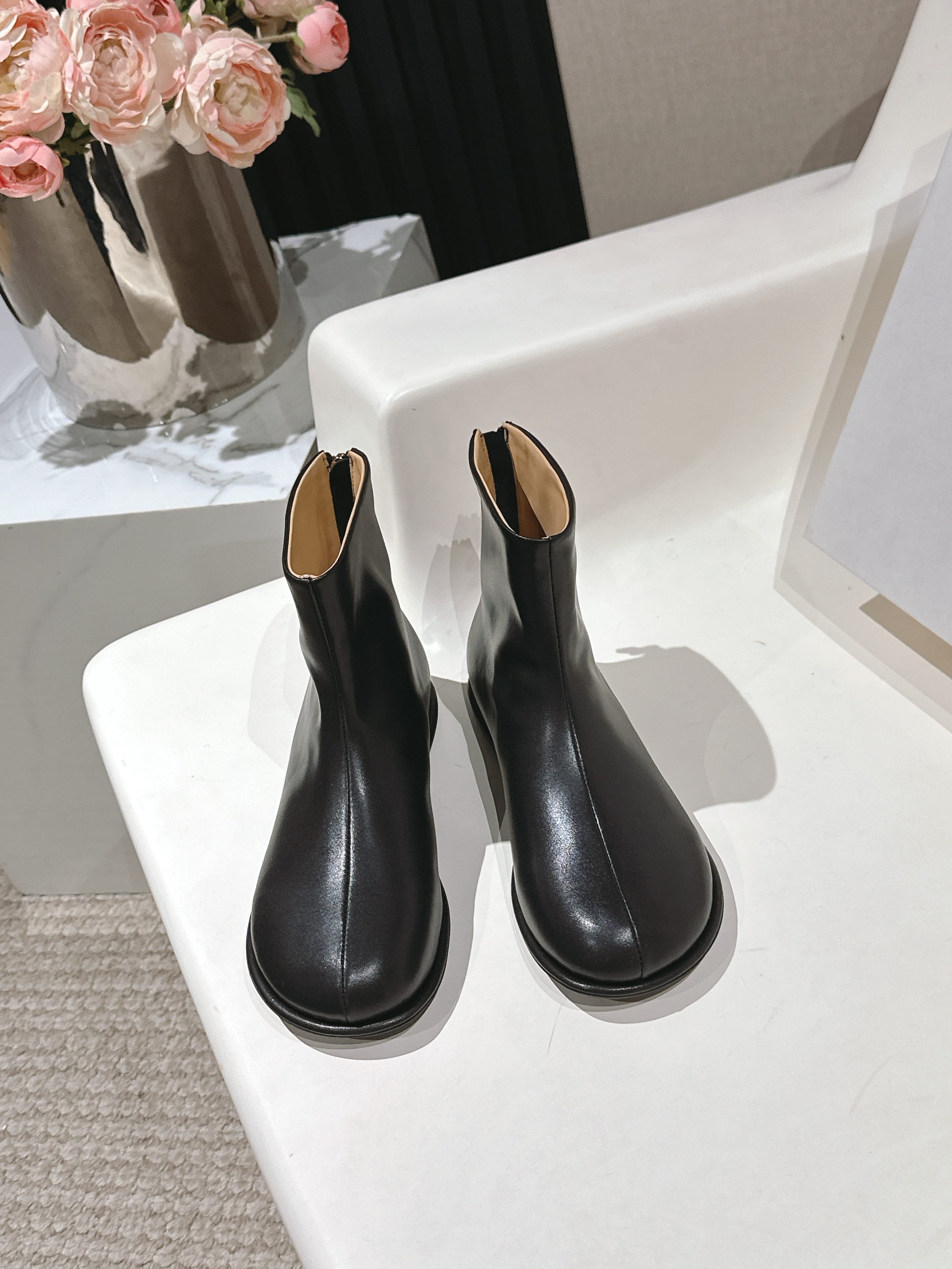 NO:578488,the row 2025ss autumn and winter hot style flat simple short boots and bare boots. Very comfortable short boots, minimalist design concept, slim and easy to wear, good looks and practicality. Imported calfskin upper, water-dyed cowhide lining, original rubber outsole, size 35-39 (40 41 customized, non-returnable, non-exchangeable), boots, boots, cowhide19860909the row 2025ss秋冬爆款平底简约短靴及裸靴 非常舒服的小矮靴,极简设计理念,版型显瘦好穿颜值与实用性并存 鞋面进口小牛皮 内里水染牛皮 大底原版橡胶大底 码数35-39（40 41定做不退不换）,靴子,boots,cowhide,Women's Shoes