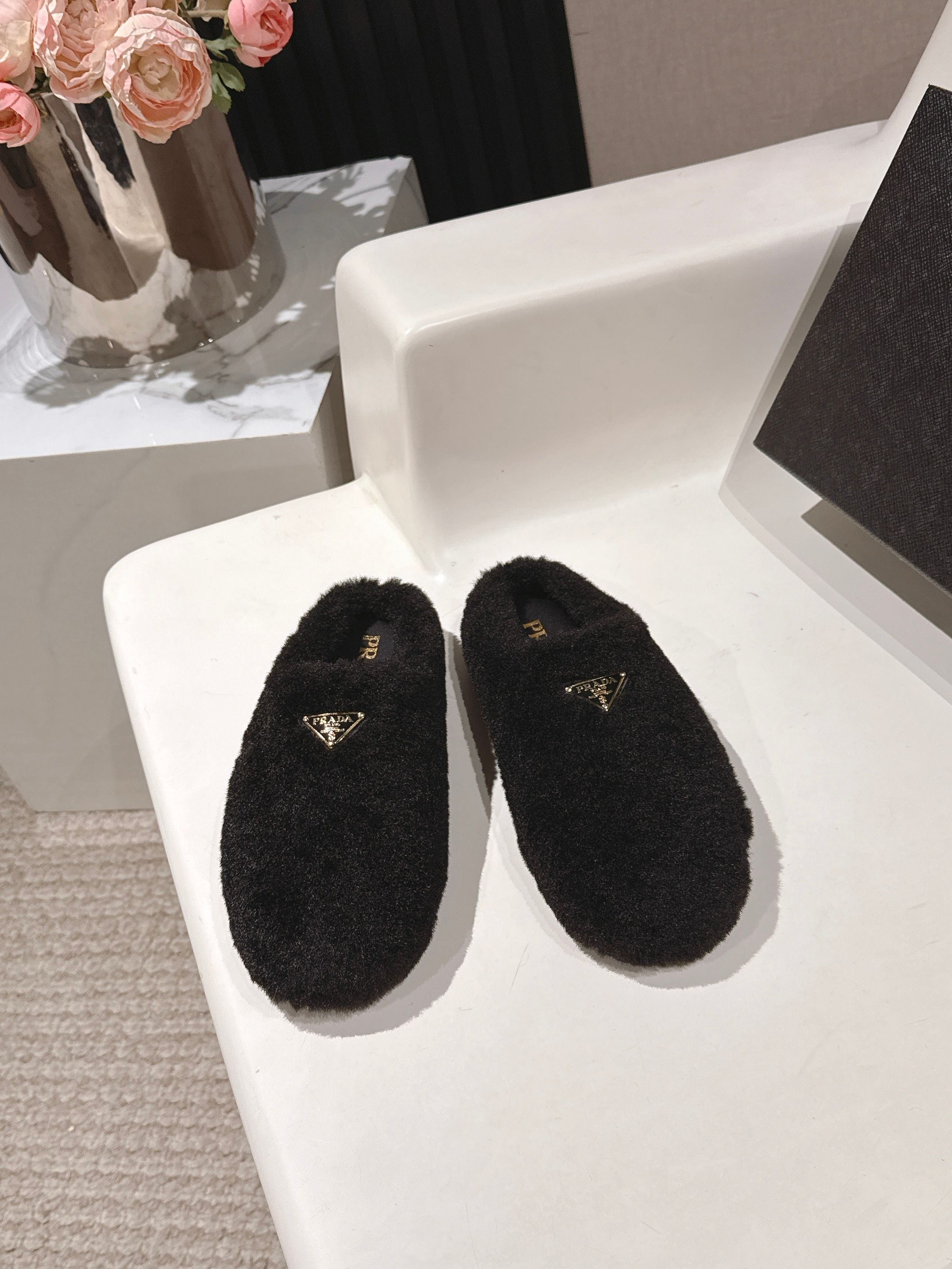 NO:578483,Prada*Prada F029 2025ss new home half-packed wool slippers and woolen shoes for autumn and winter are now available. The fashionable and elegant design presents a classic silhouette. No matter where you face, the home court belongs only to you!  Fabric high-grade wool flocking, inner padding with sheep pattern, original hardware, 11 mold opening, outsole, original mold opening, TPU outsole, code number 35-39 (40 41 customized, non-returnable), semi-shoes, prada, prada, slippers19860909Prada*普拉达F029 2025ss秋冬新款居家半包羊毛拖鞋毛毛鞋闪亮登场 时尚大方的设计呈现经典轮廓.不管面对任何场所 主场只属于你！ 面料高等级羊毛植毛 内里垫脚绵羊纹 五金原版五金11开模 大底原版开模TPU大底 码数35-39（40 41 订做不退换）,半拖毛毛鞋,prada,prada,slippers,Women's Shoes