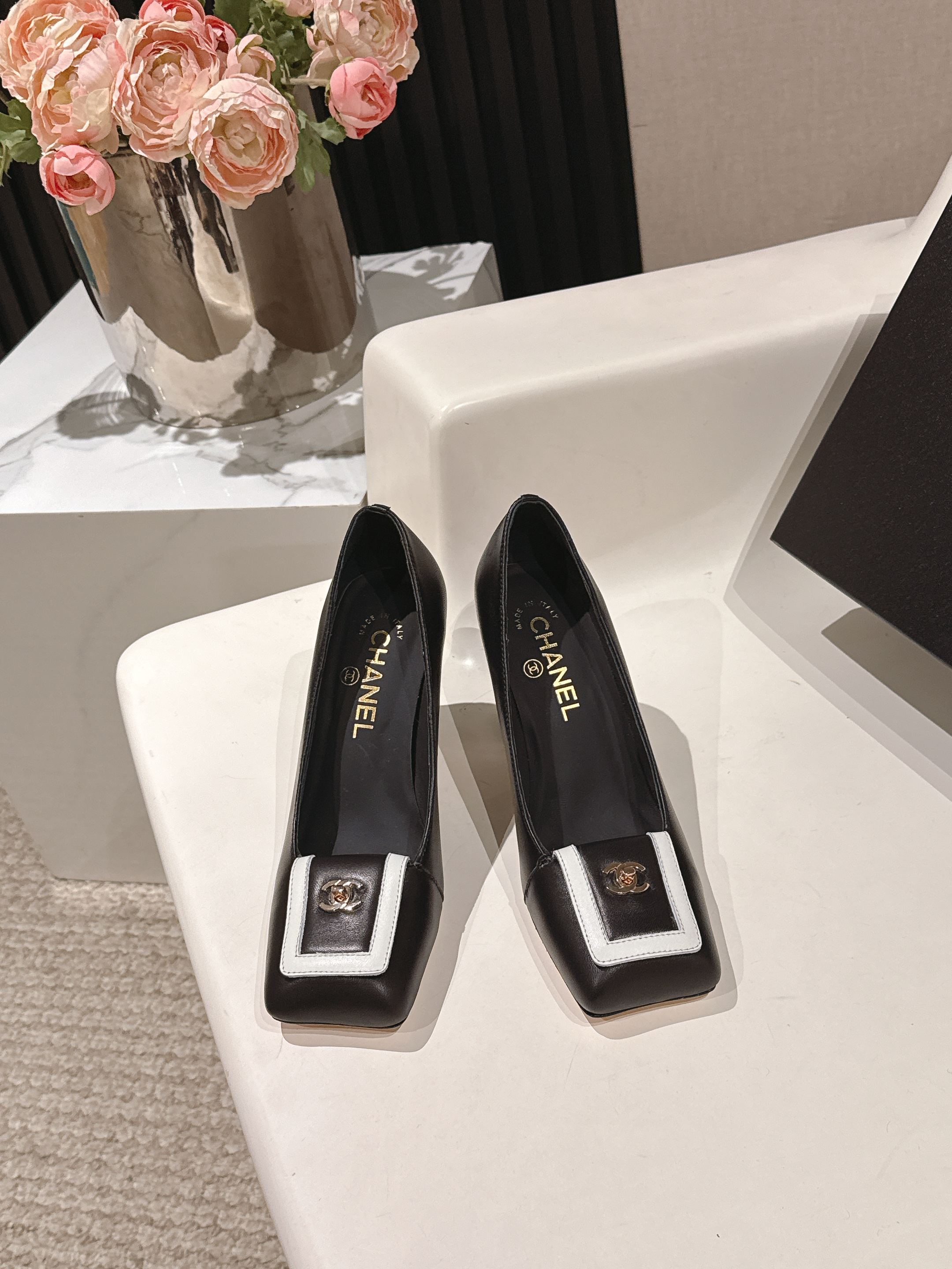 NO:594605,CHANE*｜Xiaoxiang 25K catwalk style double C lock single shoes, sandals, large square toe high heels. The fabric is made of original customized leather. The inner pads are all silk sheepskin. Italian imported genuine leather outsole, size 35-39 (customized 40/41), high heels, sandals, chanel, sandals, high heels, sheepskin, Leather soles19860909CHANE*｜小香25K走秀款双C锁扣单鞋凉鞋大方头高跟鞋 面料采用原版定制皮料 内里垫脚均为丝绸羊皮 意大利进口真皮大底 size35-39（40/41定制）,高跟鞋凉鞋,chanel,sandals,high heels,sheepskin,Leather soles,Women's Shoes