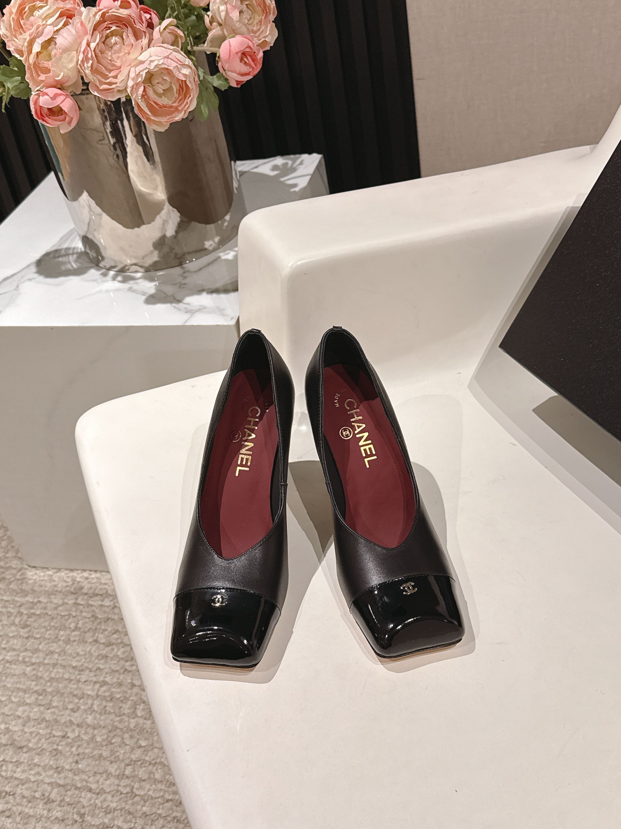 NO:578444,CHANE*｜Xiaoxiang 25K catwalk style double C lock single shoes, sandals, large square toe high heels. The fabric is made of original customized leather. The inner pads are all silk sheepskin. Italian imported genuine leather outsole, size 35-39 (customized 40/41), high heels, sandals, chanel, sandals, high heels, sheepskin, Leather soles19860909CHANE*｜小香25K走秀款双C锁扣单鞋凉鞋大方头高跟鞋 面料采用原版定制皮料 内里垫脚均为丝绸羊皮 意大利进口真皮大底 size35-39（40/41定制）,高跟鞋凉鞋,chanel,sandals,high heels,sheepskin,Leather soles,Women's Shoes