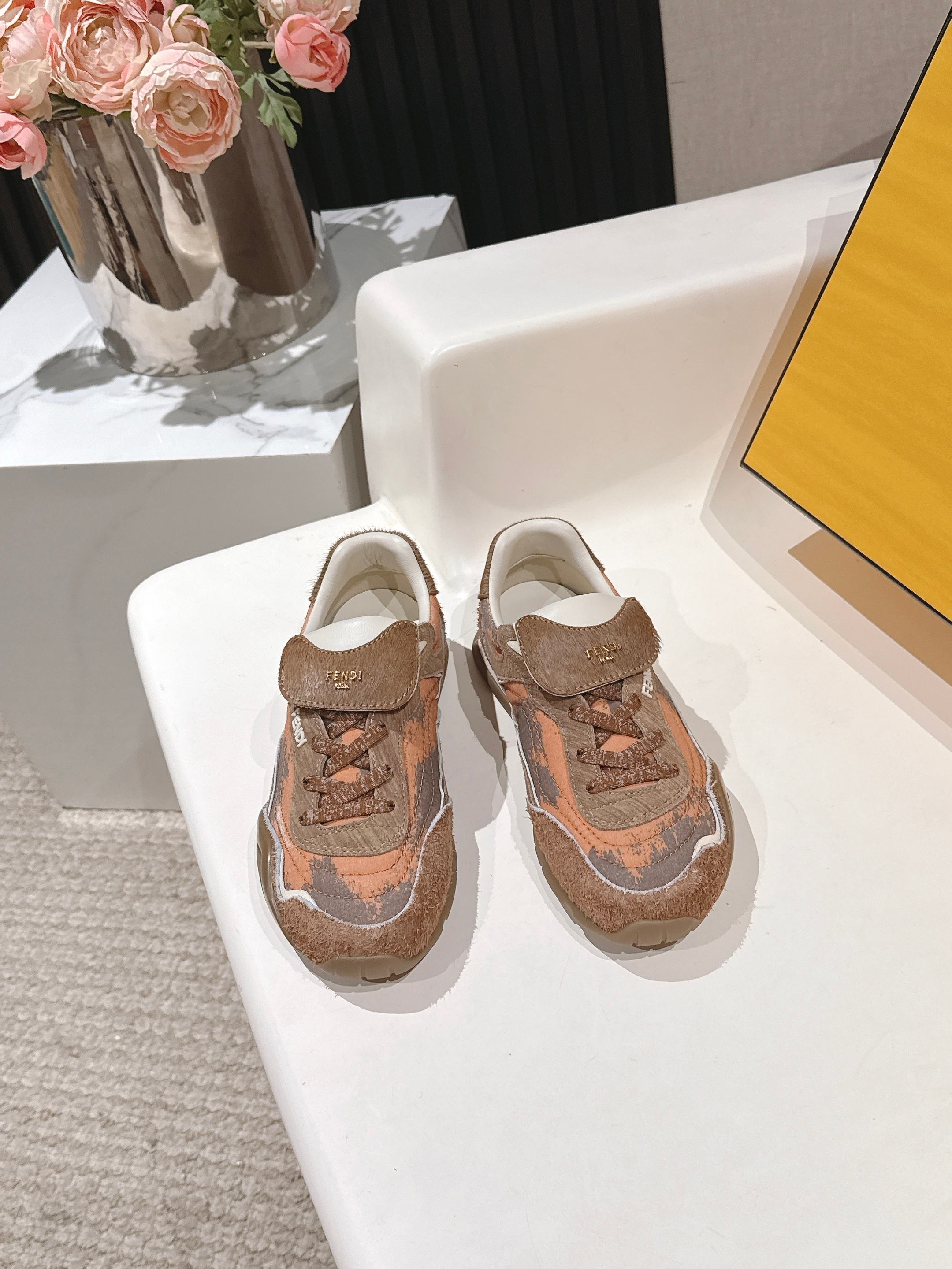 NO:594603,Women Men Couple Style Fendi Fendi's latest retro Forrest Gump shoes De Xun sneakers Made of high-grade suede leather stitching, inspired by retro, new interpretation of classics, lightweight, comfortable and breathable essential items for all seasons. Whether paired with jeans or skirts, there is no pressure to switch styles! The foot feels very good and suitable for long-term wear, even when shopping, you will not feel tired. Material cowhide, sheepskin lining Outsole: TPU outsole  Size#35-45 (40 for women, 45 for men, no return or exchange), casual shoes/sports shoes, fendi, fendi, sneakers, skirts, jeans, cowhide, sheepskin19860909女 男 情侣款 Fendi 芬迪最新款 复古阿甘鞋 德训运动鞋 高级绒面皮面拼接打造,灵感来自复古,全新演绎经典,轻便、舒适、透气的四季必备单品 无论是搭配牛仔裤还是裙子,风格切换毫无压力!脚感非常好 适合长时间穿着,即便是逛街也不会觉得累 材质牛皮 内里羊皮 大底:TPU大底 Size#35-45(女40,男45订做不退换）,休闲鞋/运动鞋,fendi,fendi,sneakers,skirts,jeans,cowhide,sheepskin,Women's Shoes