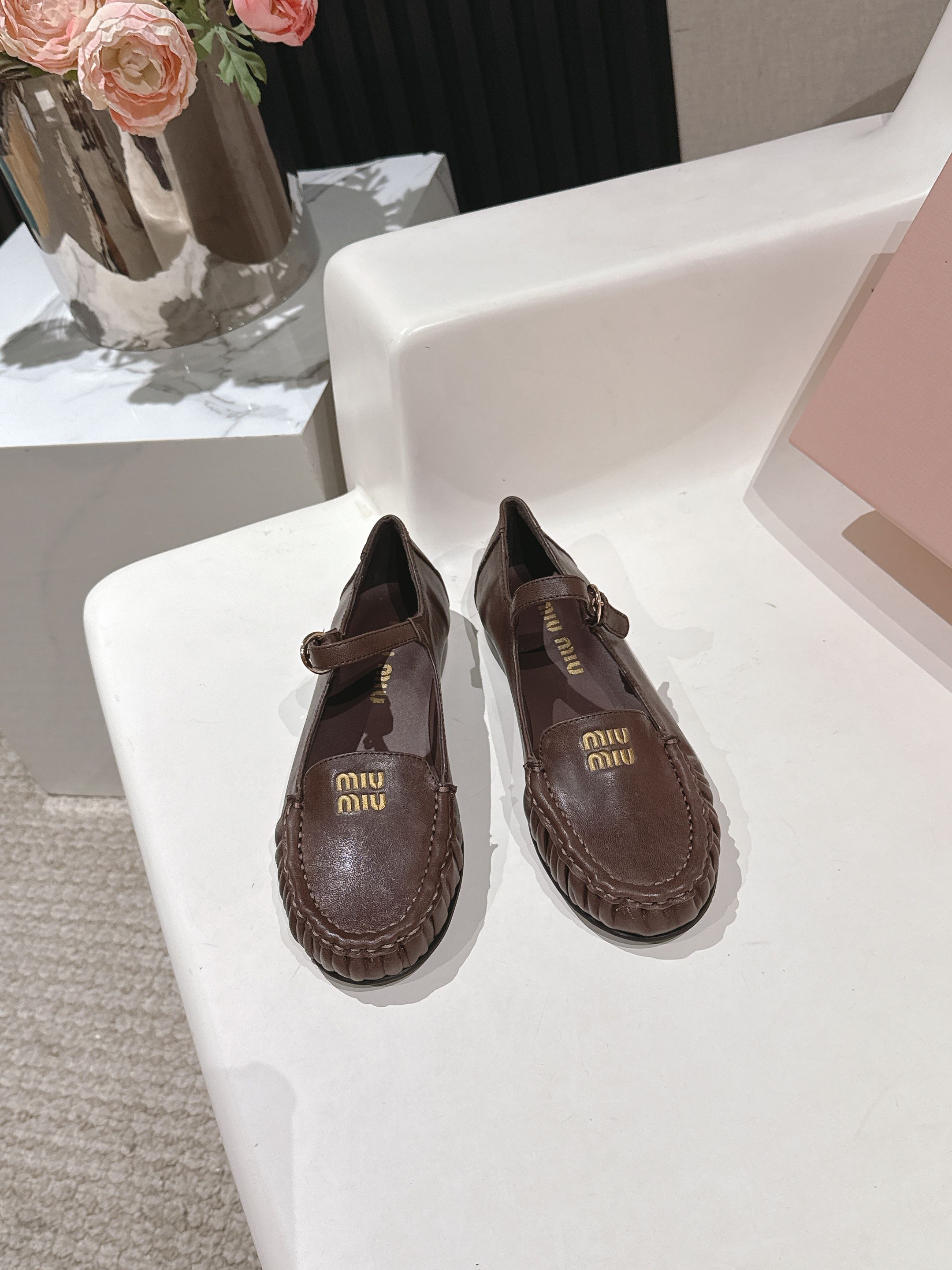 NO:594601,MiuMiu's latest 2025 autumn and winter catwalk style, loafers, has been planted by many celebrities and Internet celebrities. It is a very popular item in the show. In recent years, the old money style has been super worn. This loafer is no exception. The simple design concept is decorated with the brand's classic logo, which makes it extremely simple!  It is truly a pair of items that can be worn regardless of age, occupation, or outfit. The leather is made of imported vegetable oil first-layer cowhide. The lining is mixed sheepskin. The original private model outsole is Size 35-40, loafers, miumiu, loafers, cowhide, sheepskin.19860909MiuMiu缪缪2025秋冬最新走秀款 乐福鞋 超多明星网红种草 秀款出镜率超高的单品 这几年老钱风穿搭超级 这款乐福鞋也不例外 简约的设计理念搭配品牌经典的logo做点缀显得格外极简！真的做到一双不分年龄不分职业不分穿搭都可以驾驭的单品 皮料选用进口植油头层牛皮 内里混种羊皮 原版私模大底 Size35-40,乐福鞋,miumiu,loafers,cowhide,sheepskin,Women's Shoes