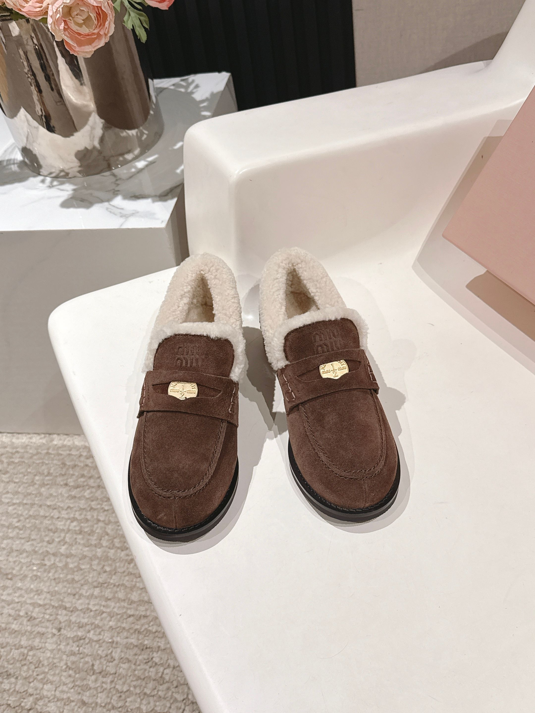 NO:594599,Top quality miumiu fw25 new arrival～/Miumiu 25ss new autumn and winter loafers. Fur integrated wool lining, classic, versatile and warm. Materials and craftsmanship. Open edge beads on the upper. Calfskin/cow suede. Lined with wool lining. Sole rubber logo sole. Size35-39 (40 customized non-refundable), loafers fur shoes, miumiu, loafers,cowhide19860909顶级品质 miumiu fw25 new arrival～ /缪缪25ss秋冬新款乐福鞋 皮毛一体 羊毛内里,经典百搭又保暖 材质与工艺 鞋面开边珠 小牛皮/牛反绒 里衬羊毛内里 鞋底橡胶徽标鞋底 Size35-39（40定制不退换）,乐福鞋毛毛鞋,miumiu,loafers,cowhide,Women's Shoes